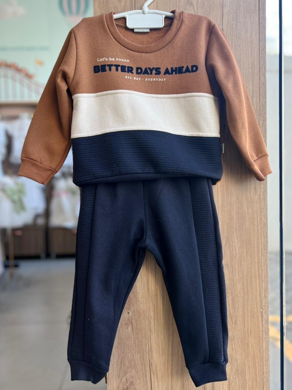 CONJUNTO MOLETOM BLUSÃO MANGA LONGA BETTER DAYS E CALÇA MENINO BRINCAR É ARTE - MARROM/PRETO