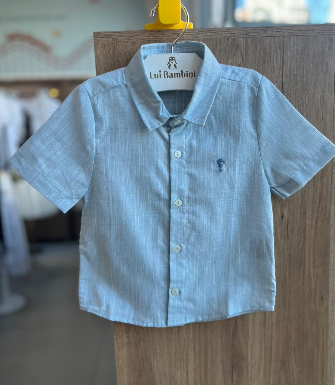 CAMISA MANGA CURTA LINHO LEVE BOTÕES CAVALO MARINHO BORDADO MENINO ONDA MARINHA - AZUL CLARO