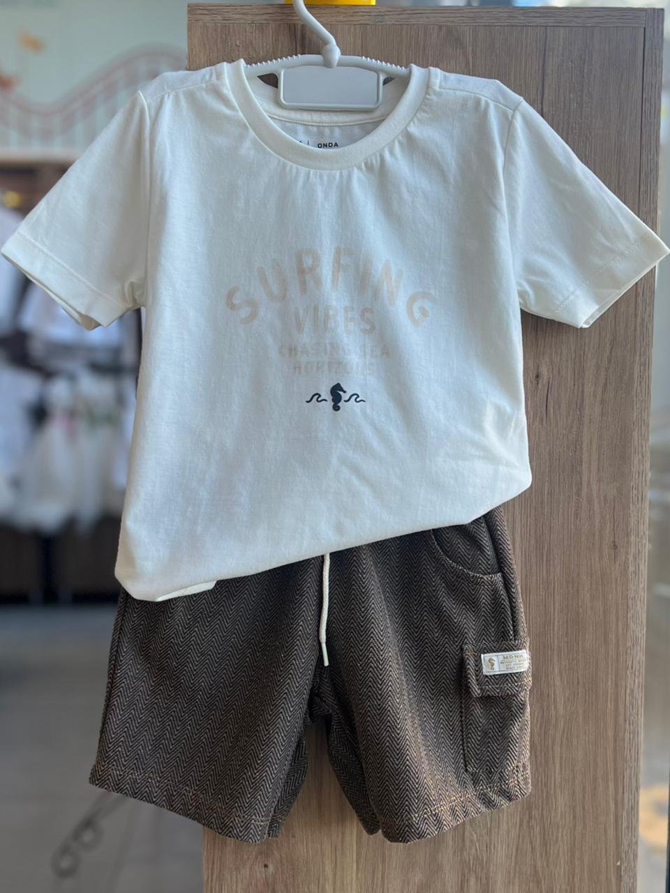 CONJUNTO CAMISETA MANGA CURTA SURFING VIBES E BERMUDA PIQUET ECO MENINO ONDA MARINHA - CREME/BEGE
