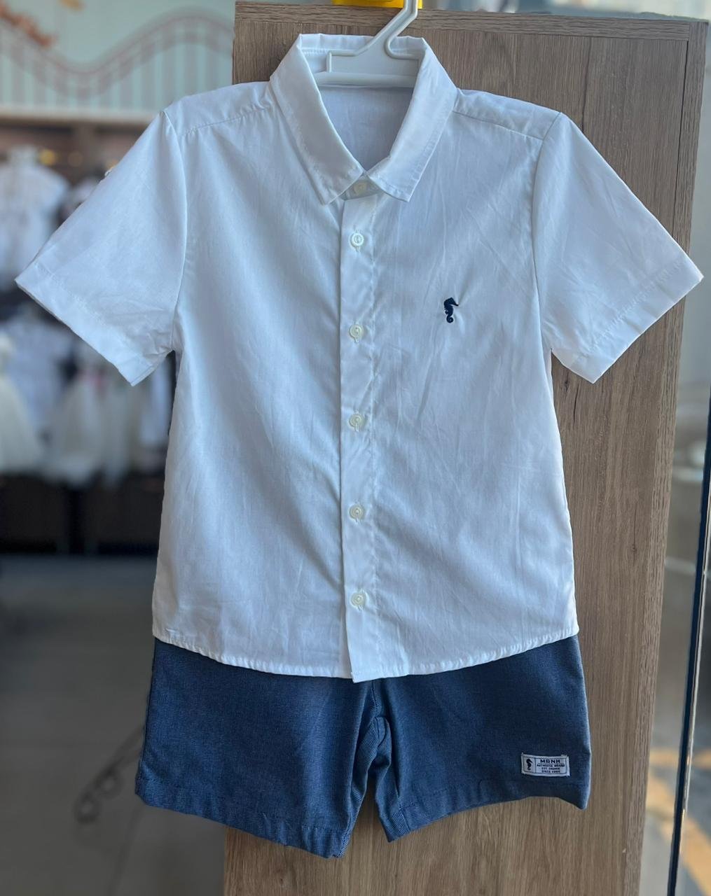CONJUNTO CAMISA SOCIAL MANGA CURTA BOTÕES CAVALO MARINHO BORDADO E BERMUDA SARJA MENINO ONDA MARINHA - BRANCO/AZUL
