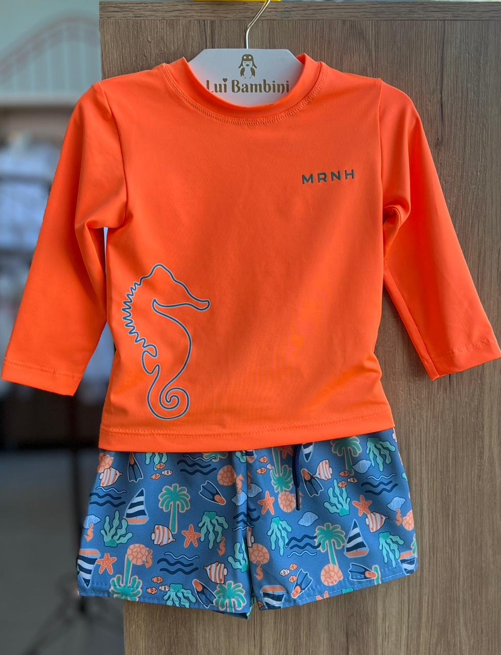 CONJUNTO CAMISETA MANGA LONGA CAVALO MARINHO PROTEÇÃO UV50+ E SHORT NYLON MENINO ONDA MARINHA - LARANJA/AZUL
