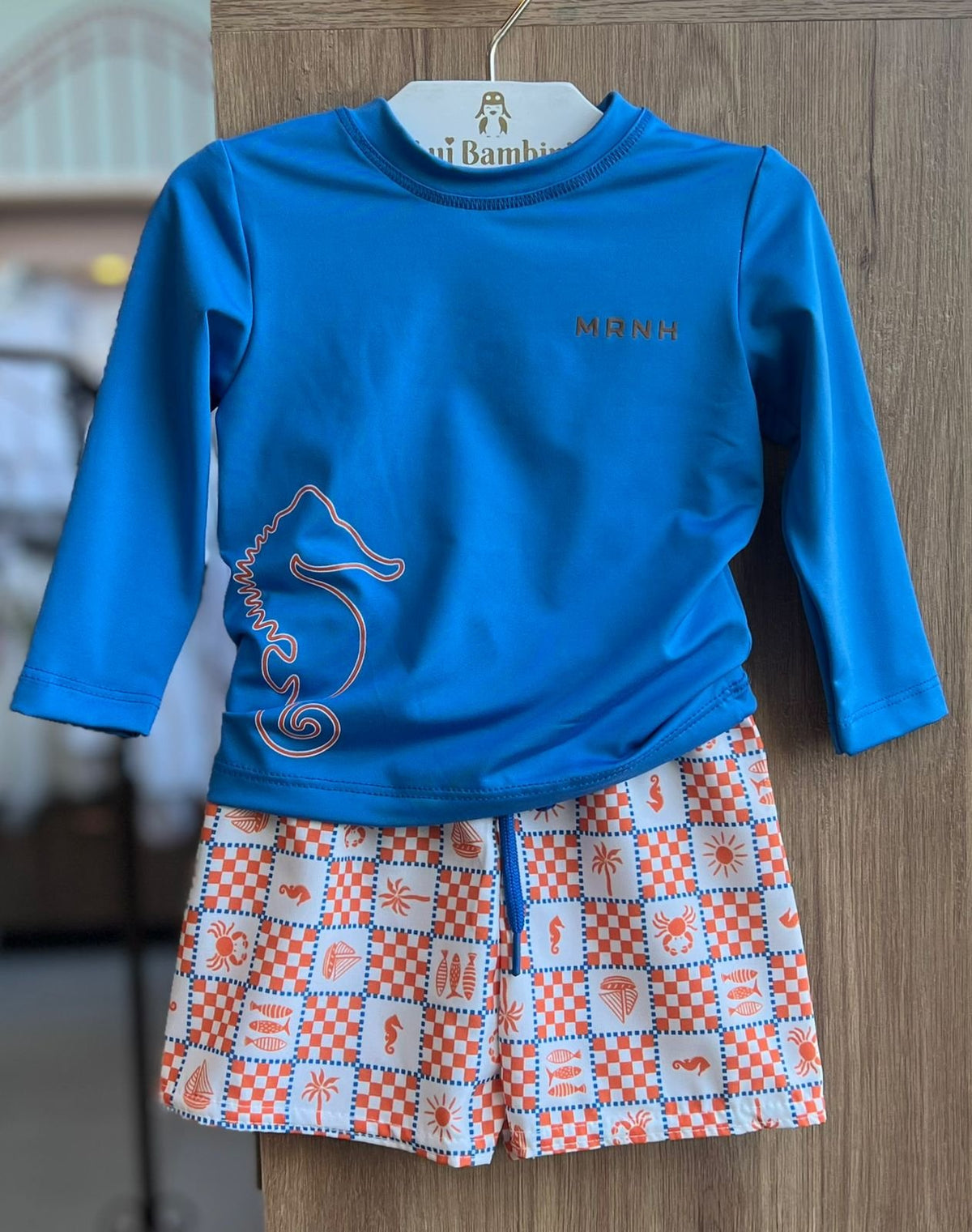 CONJUNTO CAMISETA MANGA LONGA CAVALO MARINHO PROTEÇÃO UV50+ E SHORT NYLON MENINO ONDA MARINHA - AZUL/OFF
