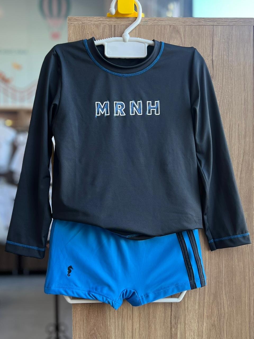 CONJUNTO CAMISETA MANGA LONGA MRNH CAVALO MARINHO PROTEÇÃO UV50+ E SUNGA LISTRA LATERAL MENINO ONDA MARINHA - PRETO/AZUL
