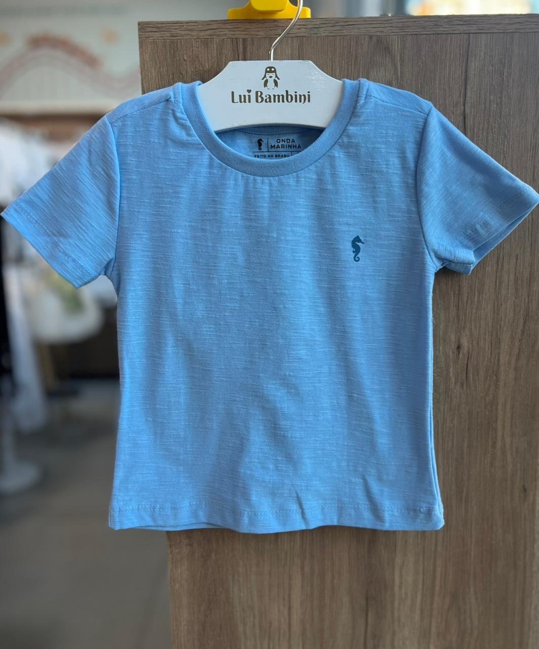 CAMISETA MANGA CURTA CAVALO MARINHO BORADO SURF MENINO ONDA MARINHA - AZUL CLARO