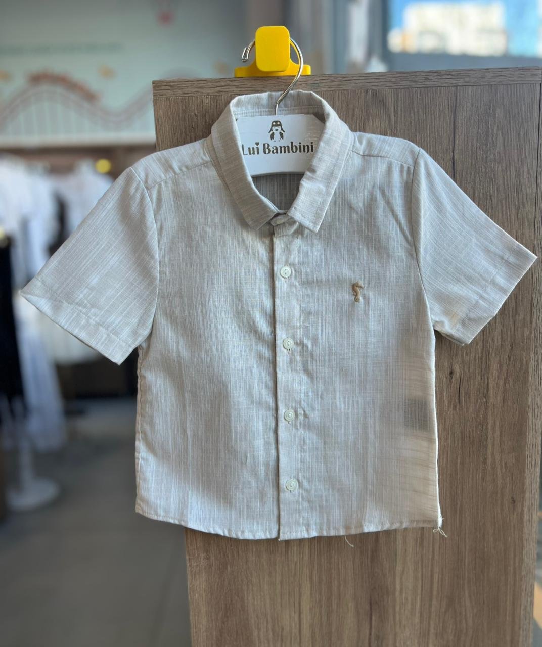 CAMISA MANGA CURTA LINHO LEVE BOTÕES CAVALO MARINHO BORDADO MENINO ONDA MARINHA - BEGE