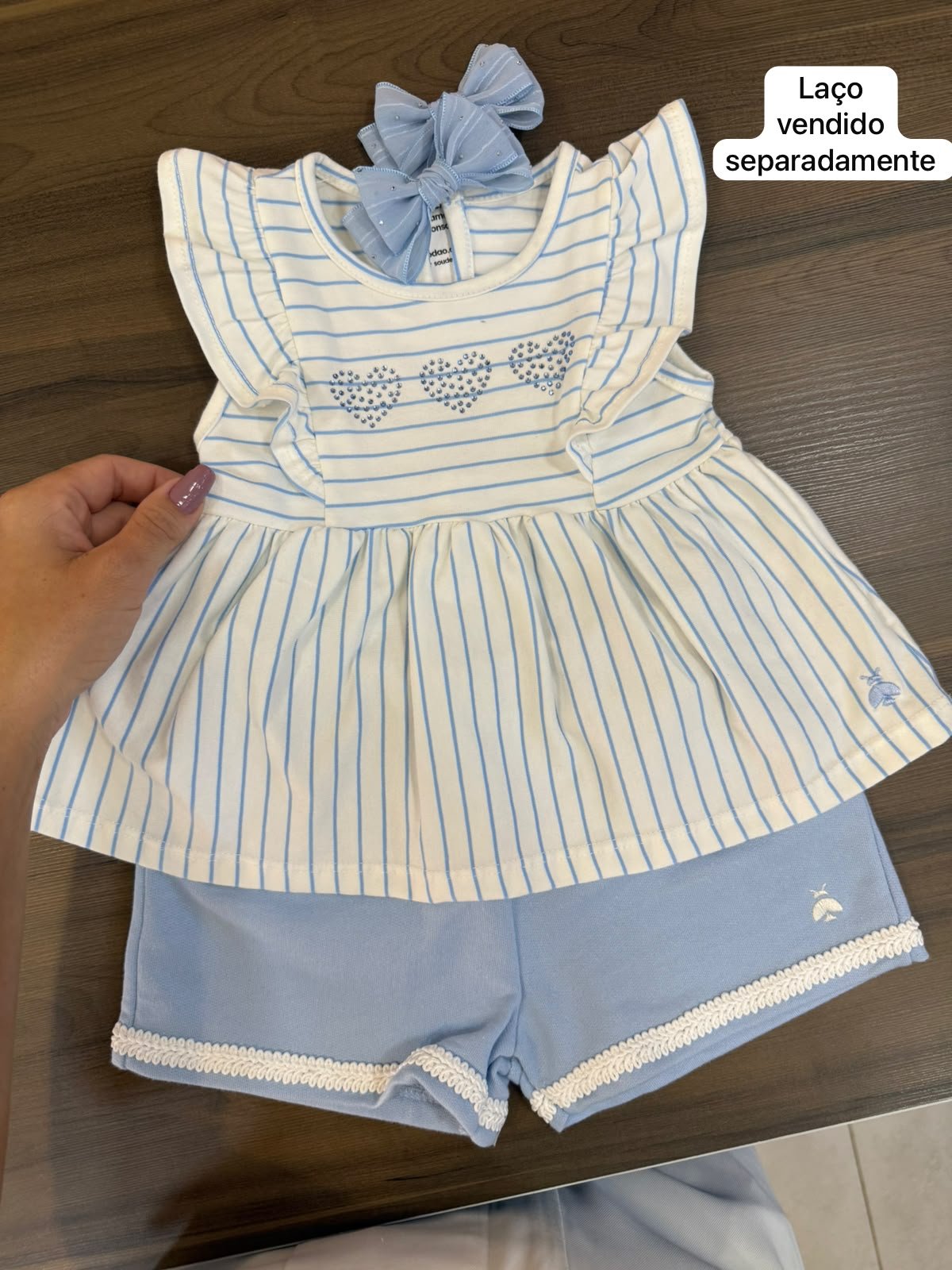 CONJUNTO BLUSA BATA REGATA BABADO LISTRADO CORAÇÕES STRASS E SHORT MENINA SOMNII - CREME/AZUL