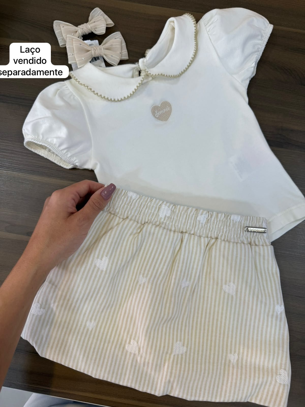 CONJUNTO BLUSA MANGA CURTA CORAÇÃO BORDADO E SAIA BALONE VISCOSE LISTRADA MENINA SOMNII - CREME/ROSA