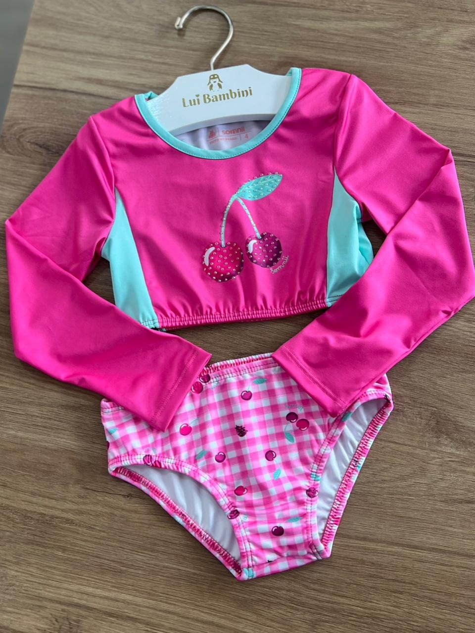 CONJUNTO BLUSA MANGA LONGA CEREJAS STRASS PROTEÇÃO UV50+ E CALCINHA XADREZ MENINA SOMNII - ROSA