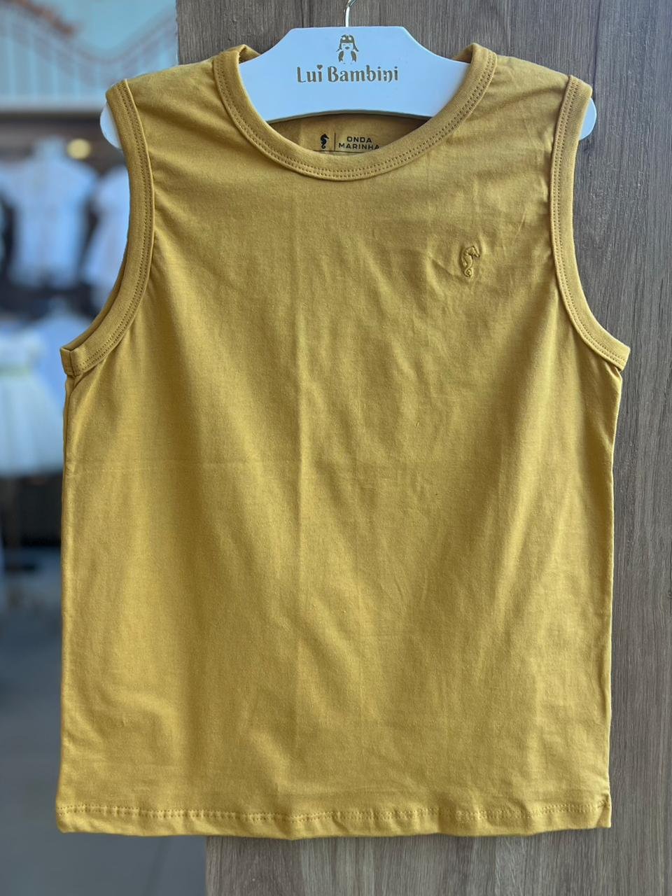 CAMISETA REGATA LISA BÁSICA CAVALO MARINHO BORDADO MENINO ONDA MARINHA - MOSTARDA