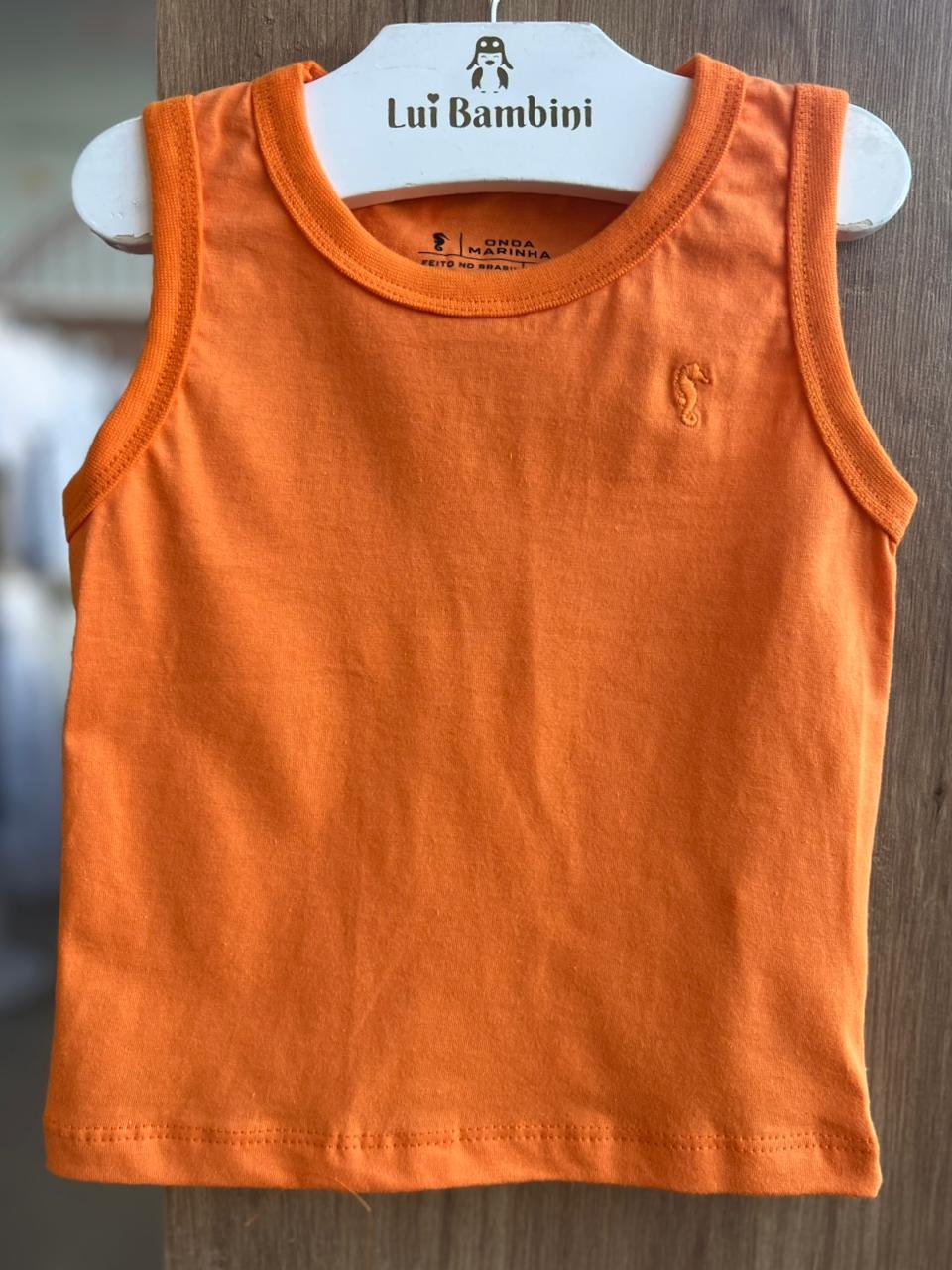 CAMISETA REGATA LISA BÁSICA CAVALO MARINHO BORDADO MENINO ONDA MARINHA - LARANJA