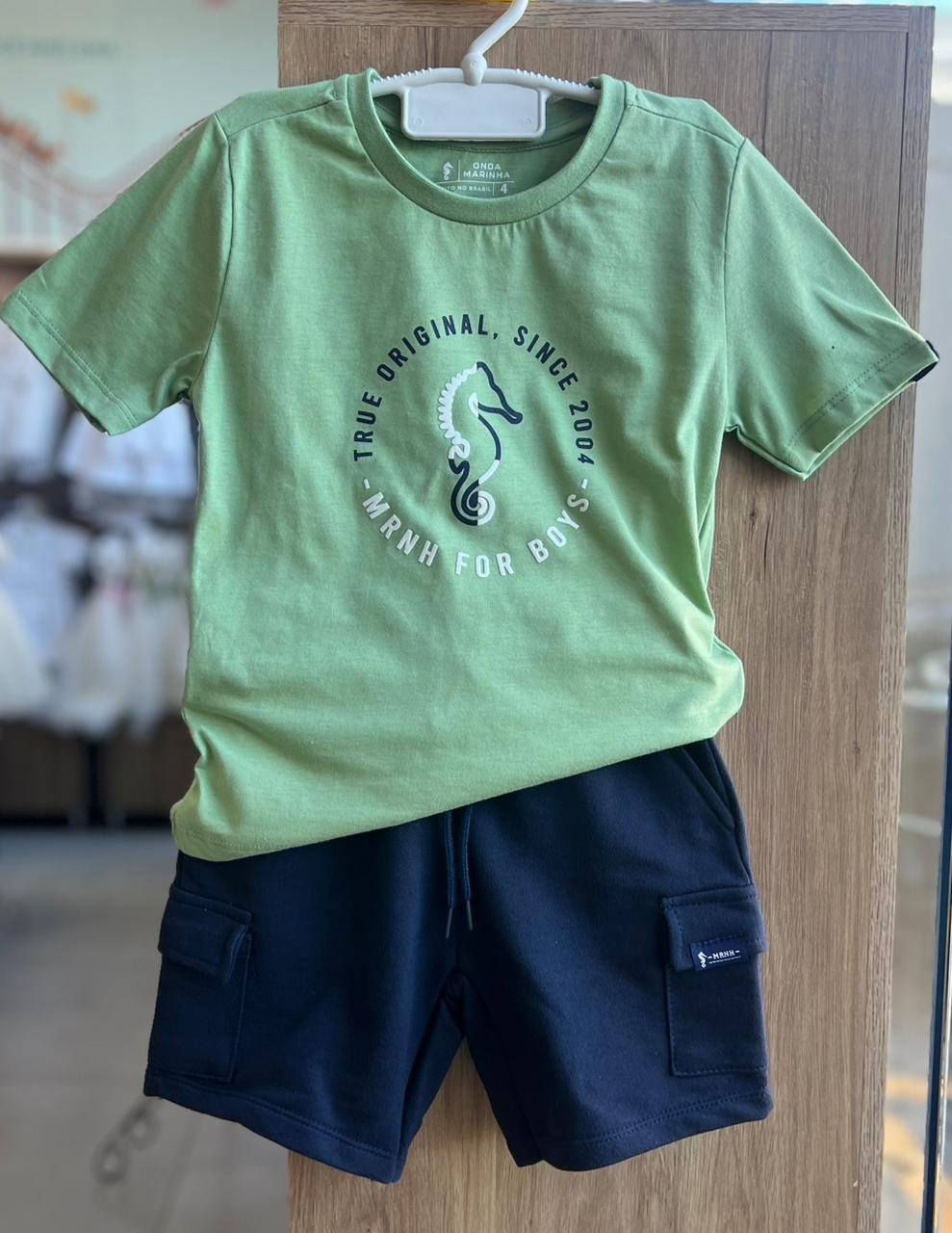 CONJUNTO CAMISETA MANGA CURTA CAVALO MARINHO TRUE ORIGINAL E BERMUDA MENINO ONDA MARINHA - VERDE/MARINHO