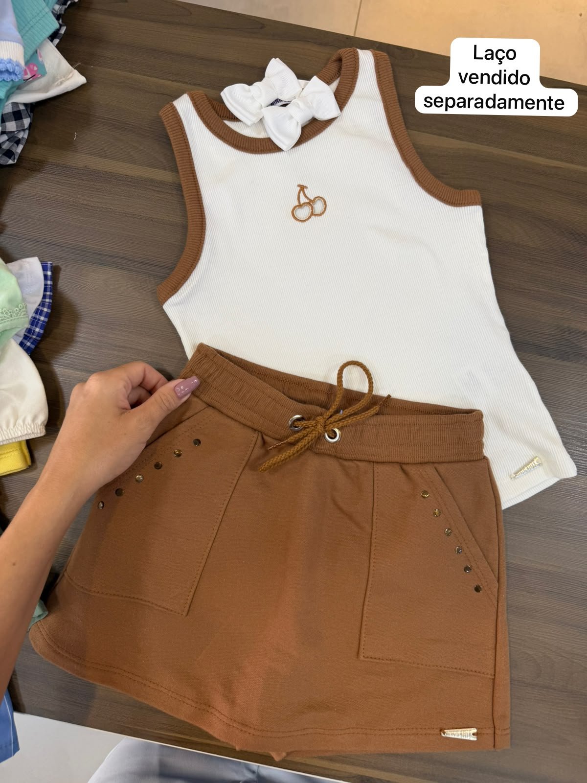 CONJUNTO BLUSA REGATA CANELADA CEREJA BORDADA VAZADA E SHORT SAIA CORDÃO MENINA NINA GO - CREME/MARROM