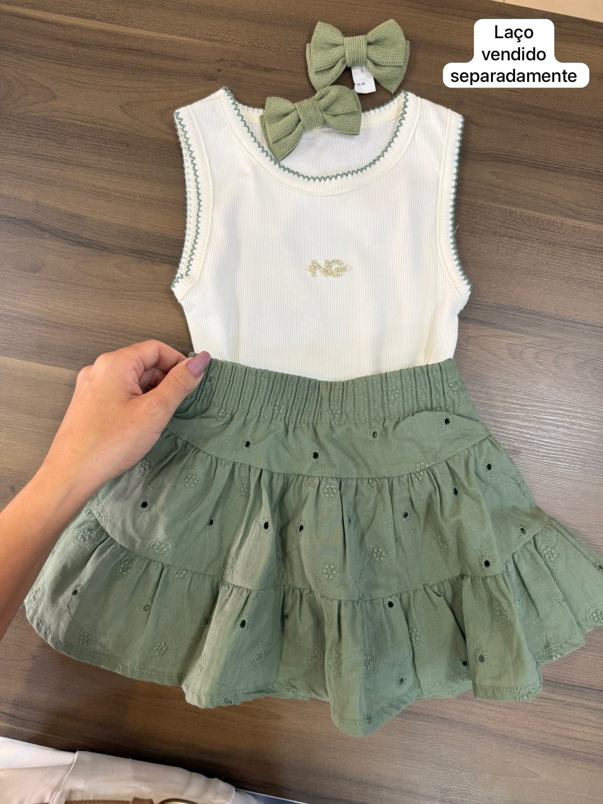CONJUNTO BLUSA REGATA CANELADA FLOR STRASS E SAIA LAISE MENINA NINA GO - CREME/VERDE