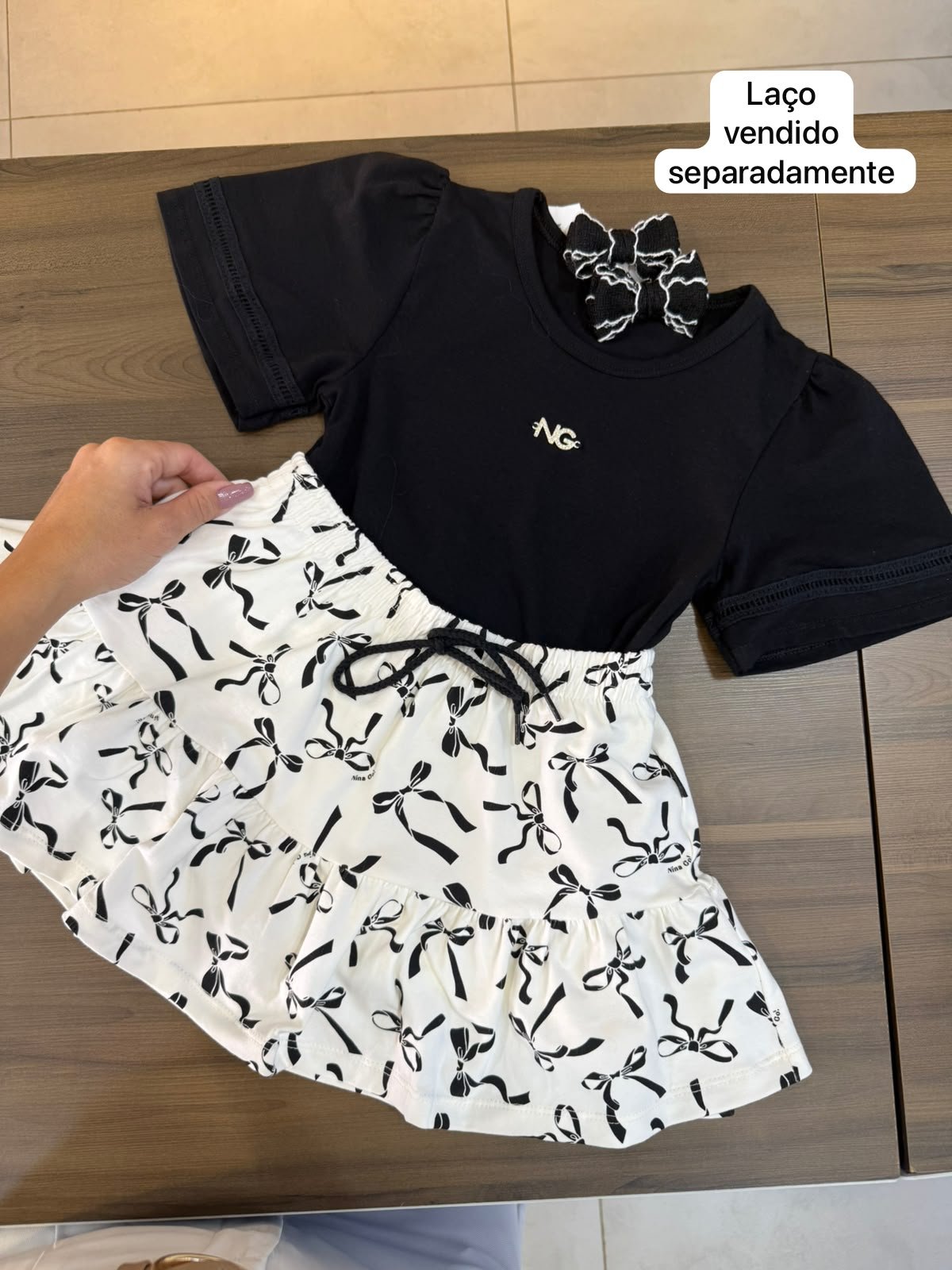CONJUNTO BLUSA MANGA CURTA BABADO PINGENTE NG STRASS E SAIA LAÇOS MENINA NINA GO - PRETO/OFF