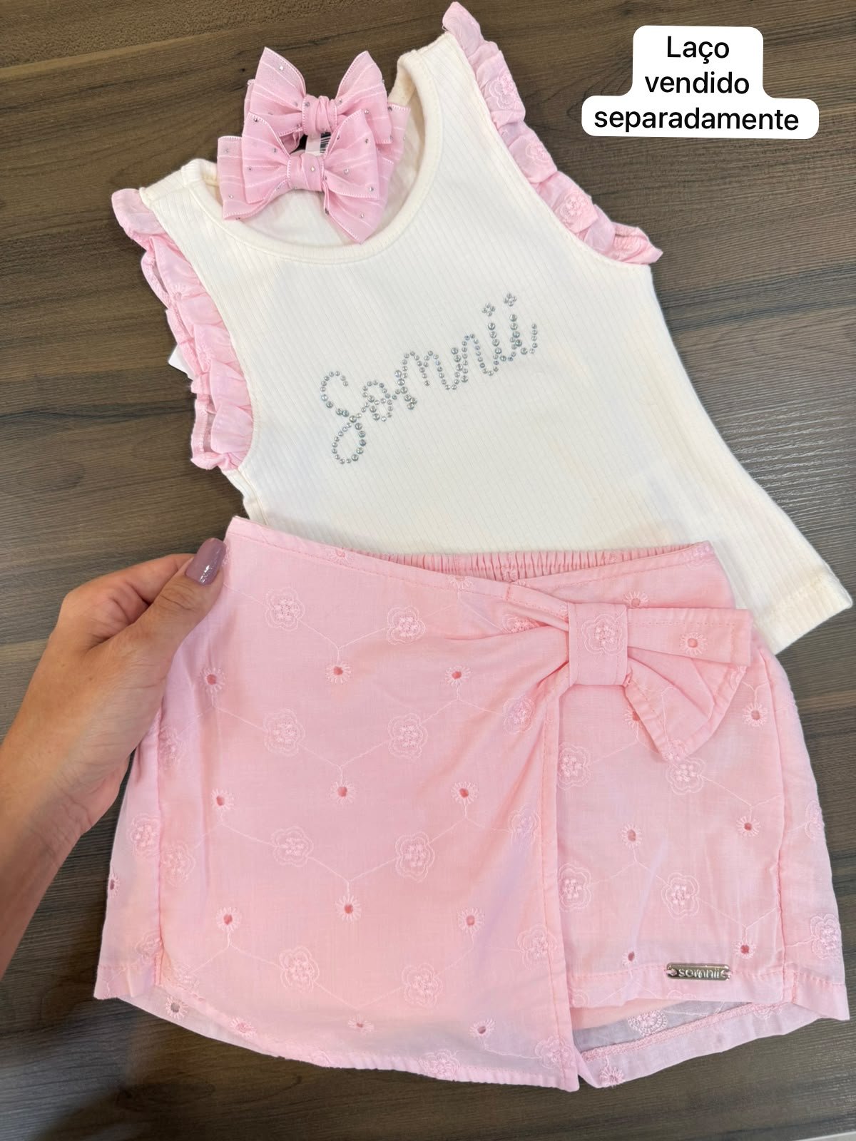 CONJUNTO BLUSA REGATA BABADO CANELADA STRASS E SHORT SAIA LAÇO MENINA SOMNII - CREME/ROSA