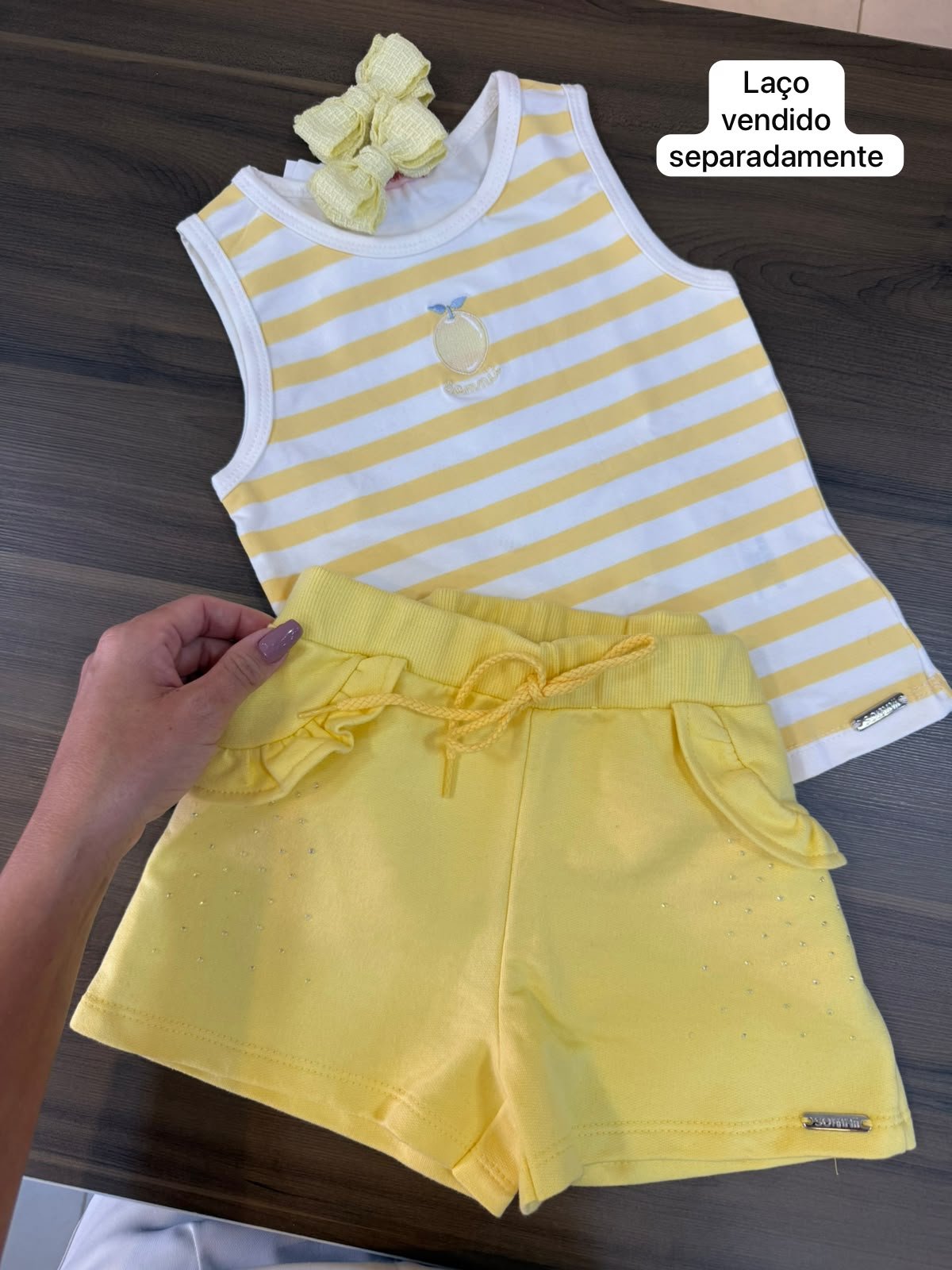 CONJUNTO BLUSA REGATA LISTRADA LIMÃO BORDADO E SHORT CORDÃO STRASS BABADO MENINA SOMNII - AMARELO