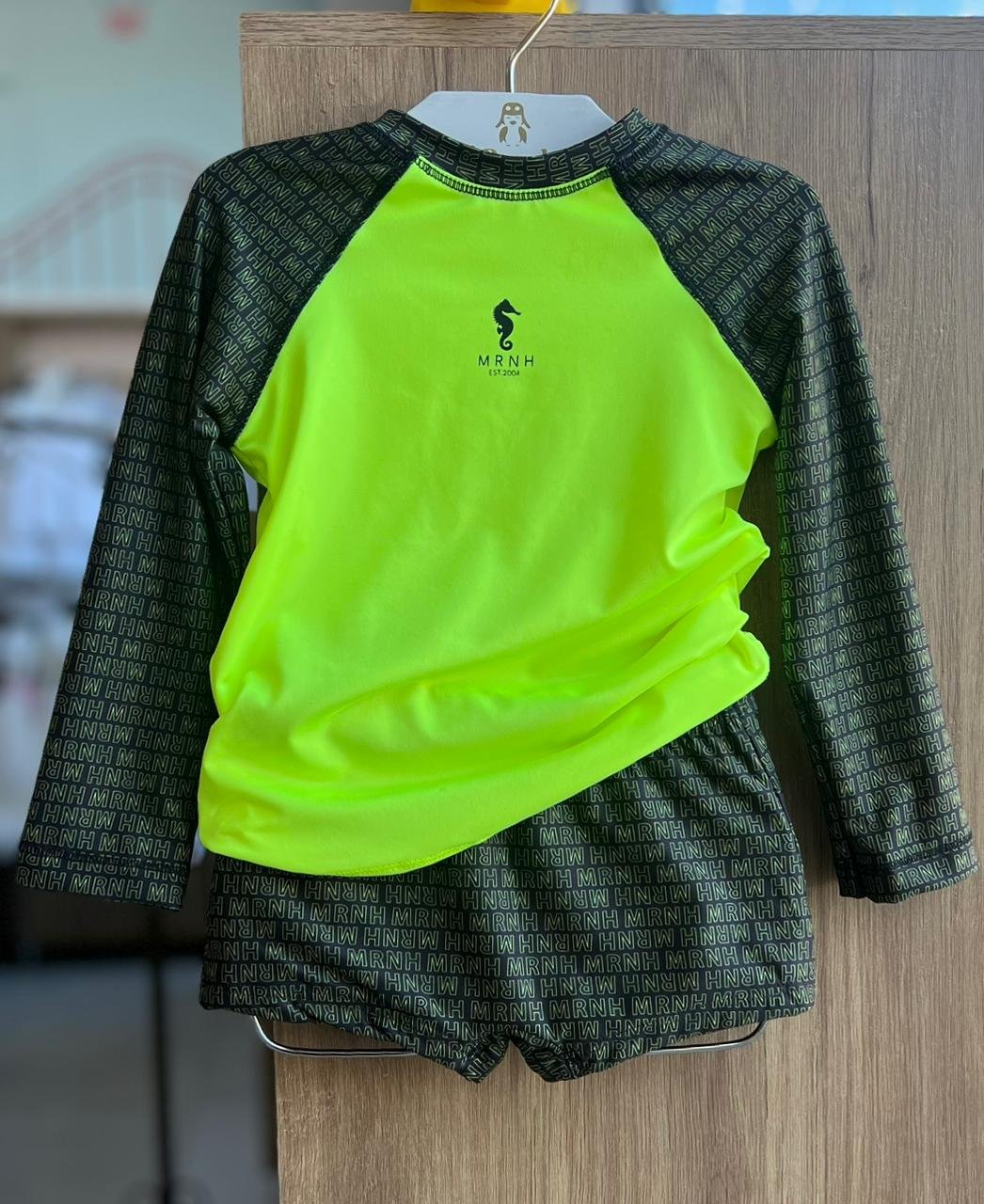 CONJUNTO CAMISETA MANGA LONGA CAVALO MARINHO PROTEÇÃO UV50+ E SUNGA MENINO ONDA MARINHA - AMARELO NEON