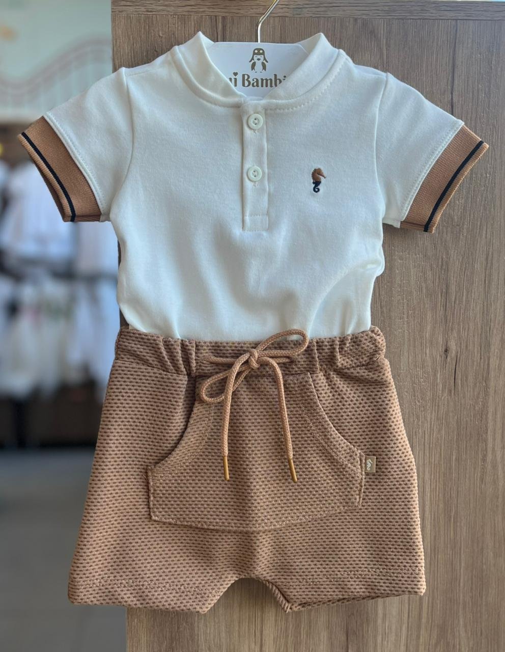 CONJUNTO BODY MANGA CURTA LISTRADA CAVALO MARINHO E SHORT BOLSO MENINO ONDA MARINHA - CREME/BEGE