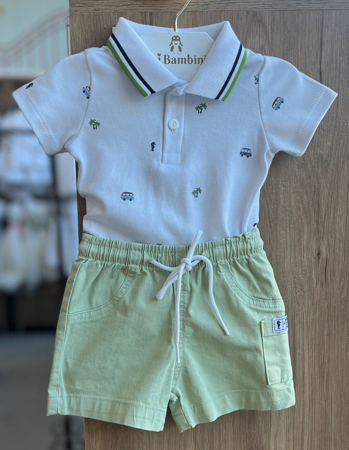 CONJUNTO BODY MANGA CURTA POLO SUEDINE CARRINHOS E BERMUDA BOLSO LATERAL MENINO ONDA MARINHA - BRANCO/VERDE