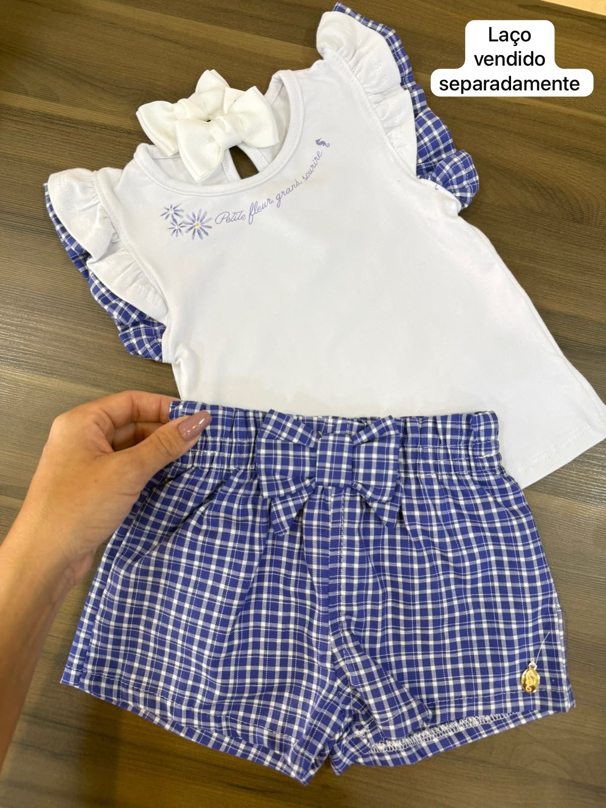 CONJUNTO BLUSA MANGA CURTA BABADO BORDADO E SHORT XADREZ LAÇO TRICOLINE MENINA ONDA MARINHA - BRANCO/AZUL
