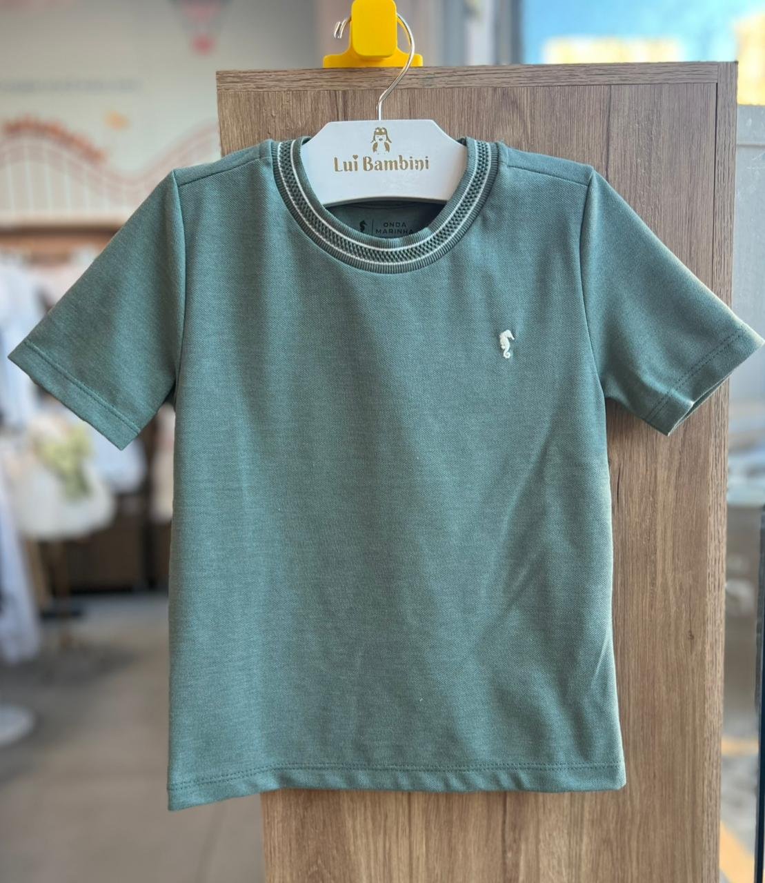 CAMISETA MANGA CURTA GOLA PIQUET CONFORT CAVALO MARINHO BORDADO MENINO ONDA MARINHA - VERDE