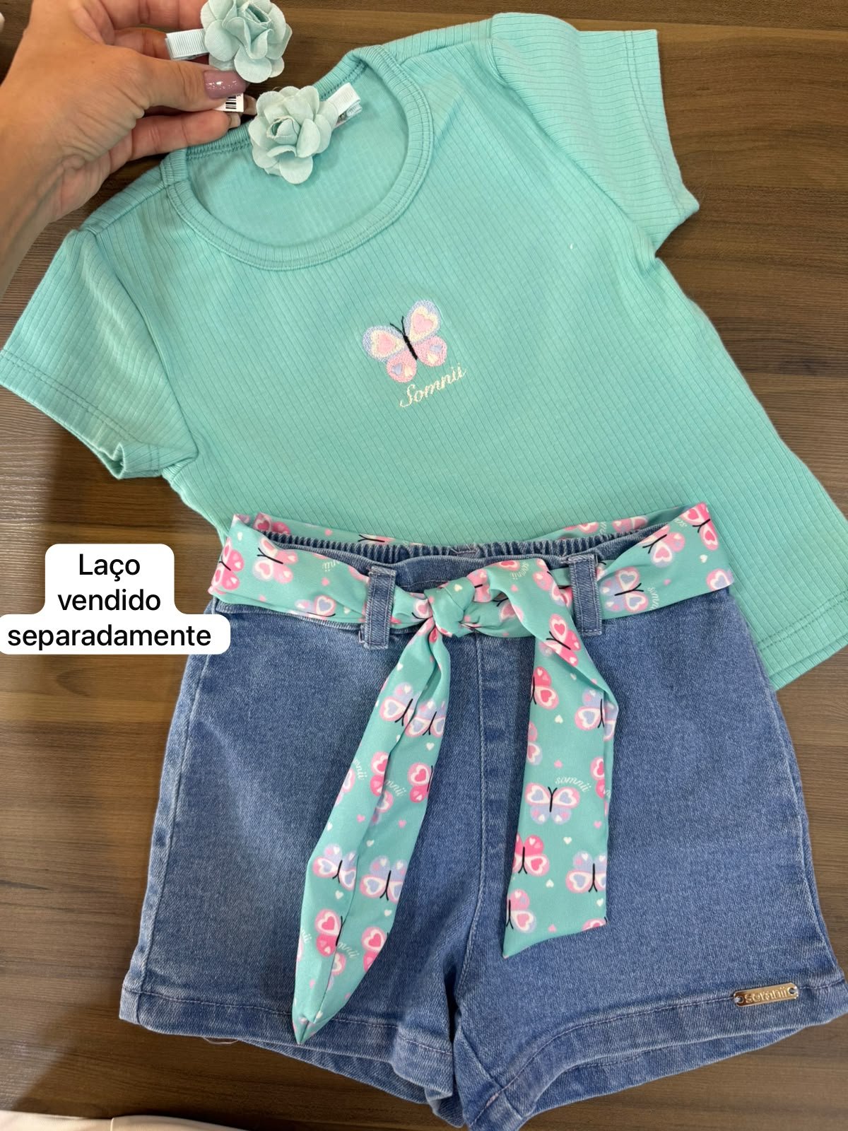 CONJUNTO BLUSA MANGA CURTA CANELADA BORBOLETA BORDADA E SHORT JEANS LENÇO MENINA SOMNII - VERDE ÁGUA/JEANS
