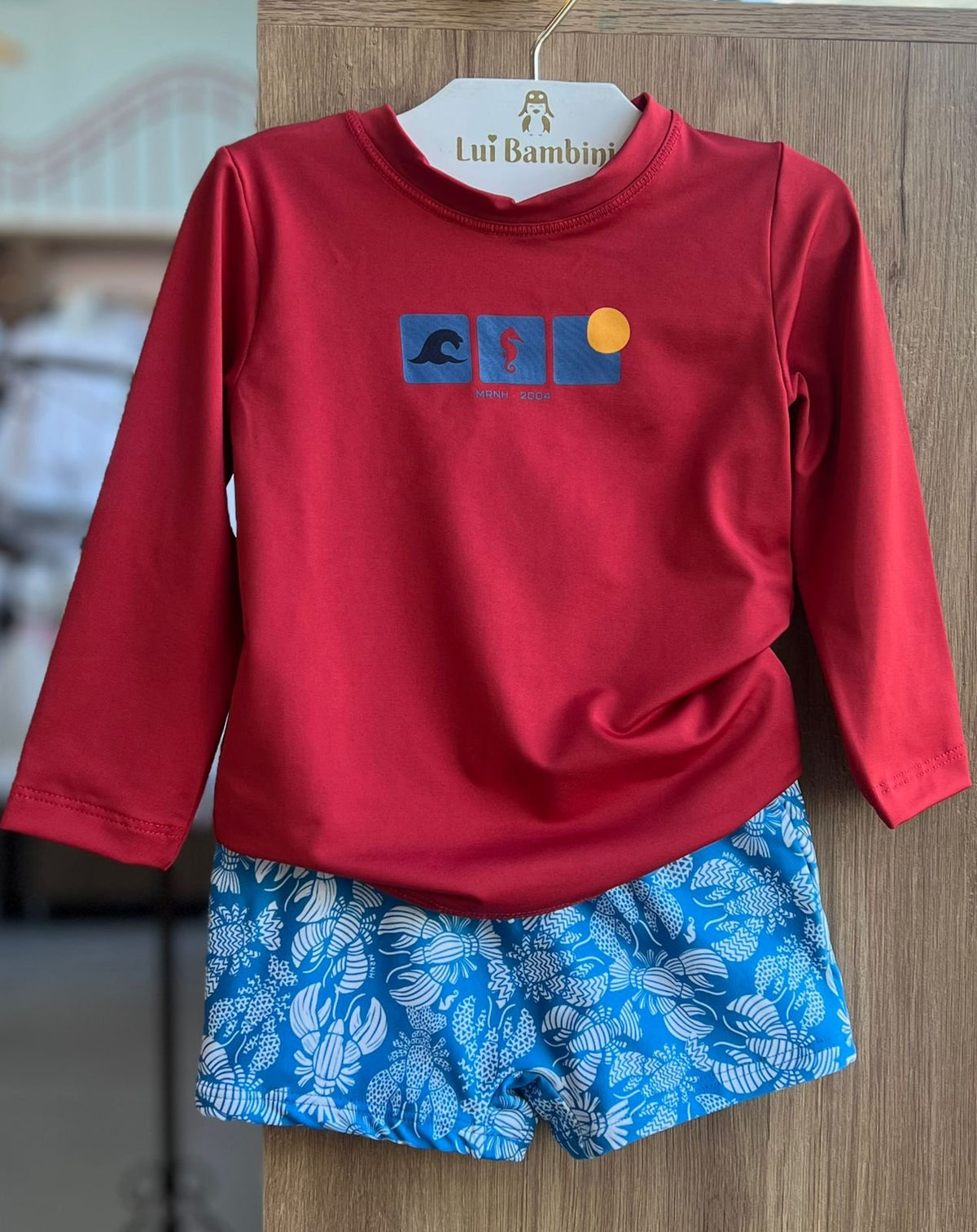 CONJUNTO CAMISETA MANGA LONGA MAR SOL PROTEÇÃO UV50+ E SUNGA MENINO ONDA MARINHA - VERMELHO/AZUL
