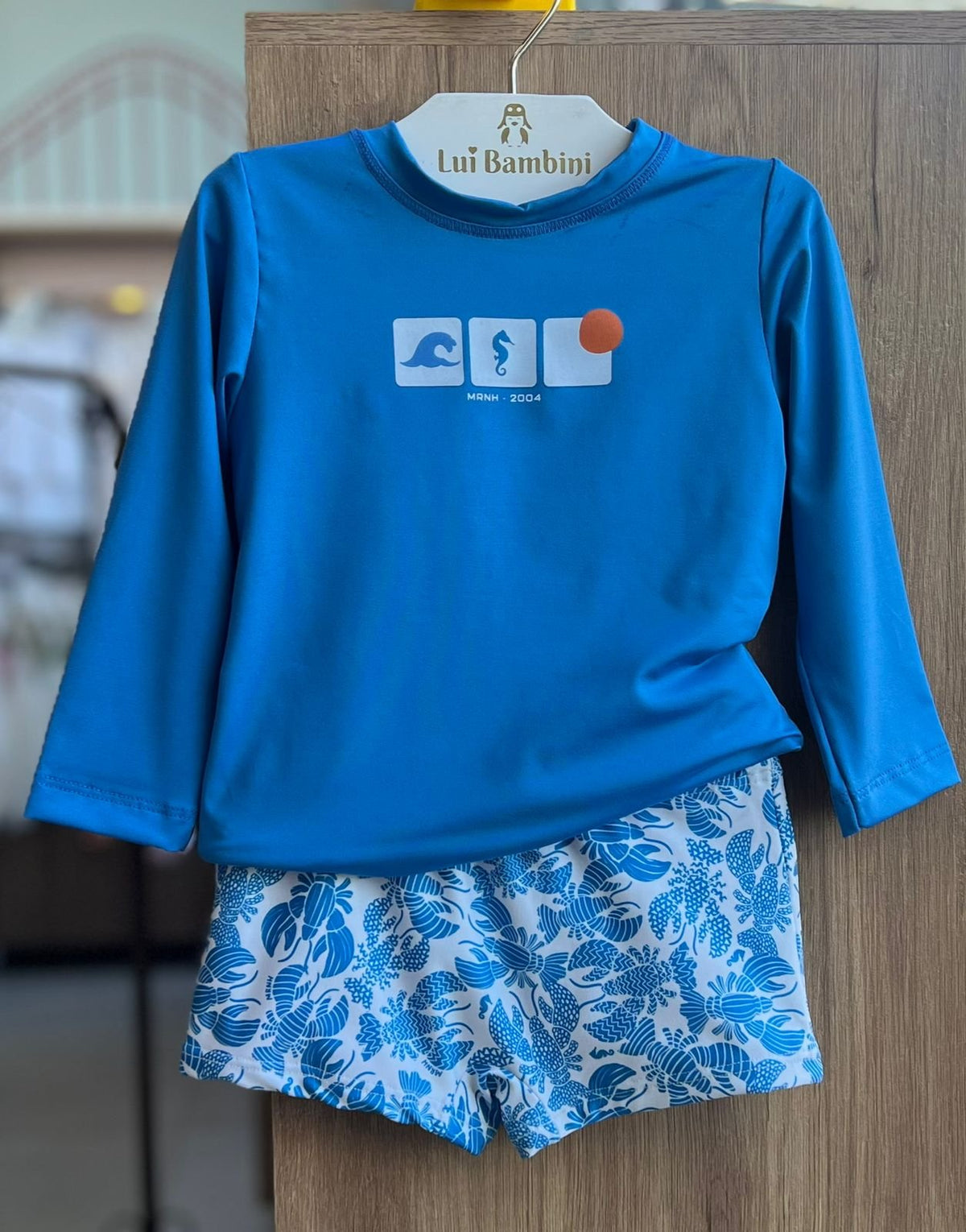 CONJUNTO CAMISETA MANGA LONGA MAR SOL PROTEÇÃO UV50+ E SUNGA MENINO ONDA MARINHA - AZUL