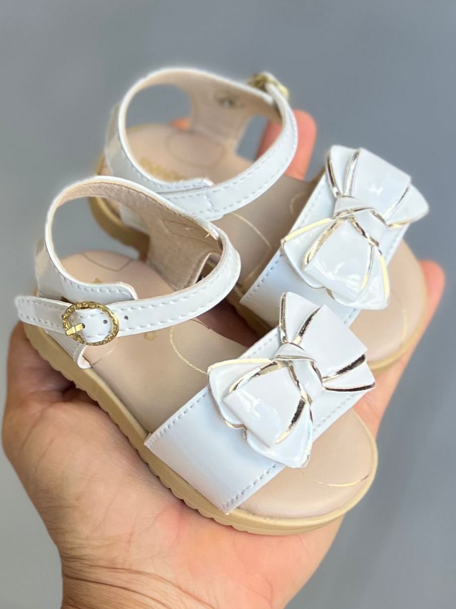 SANDÁLIA FECHO FIVELA METÁLICO LAÇO BORDA METALIZADO CORAÇÃO MENINA PIMPOLHO - BRANCO