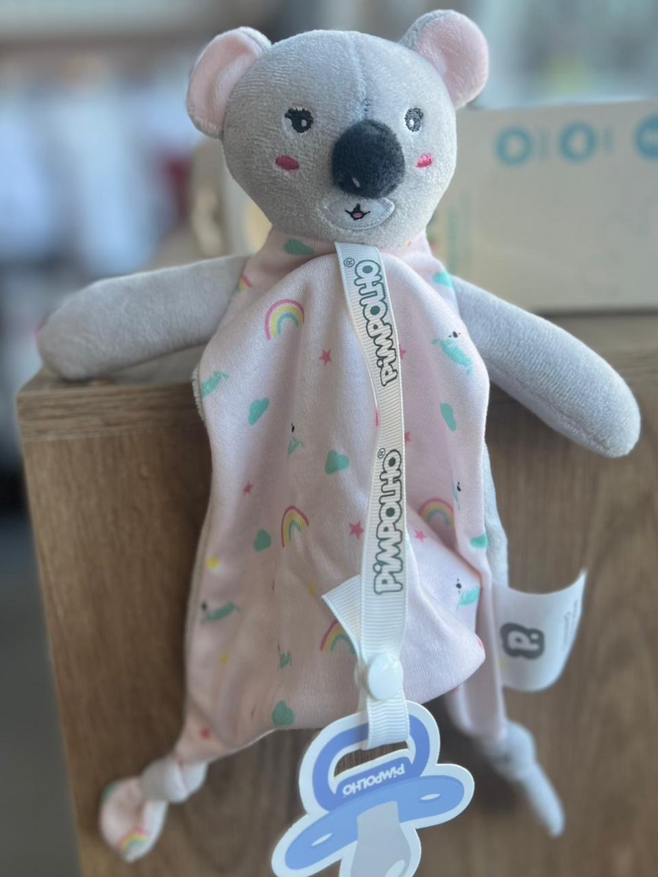 NANINHA COM PRENDEDOR DE CHUPETA COALA MENINA PIMPOLHO - CINZA
