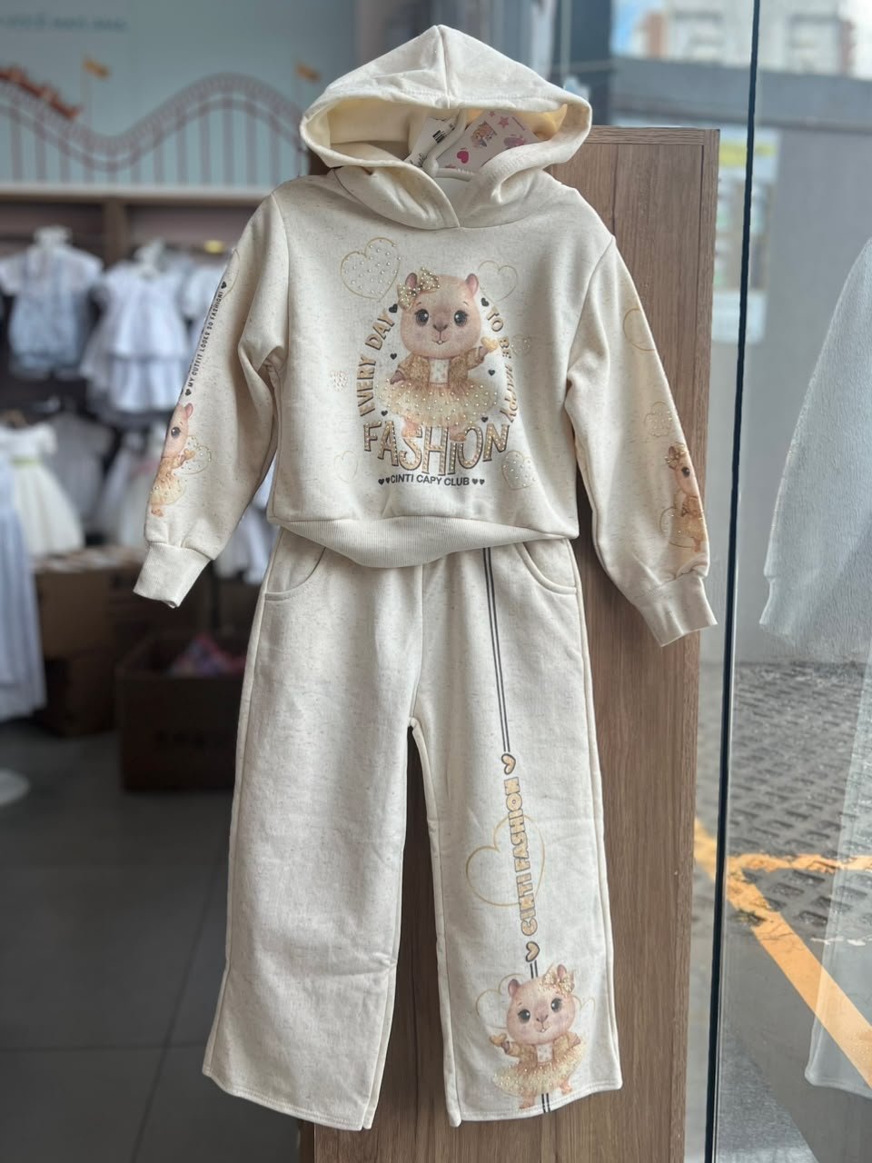 CONJUNTO MOLETOM BLUSÃO MANGA LONGA CAPIVARA CAPUZ CORDÃO FASHION E CALÇA MENINA CINTI - BEGE CLARO