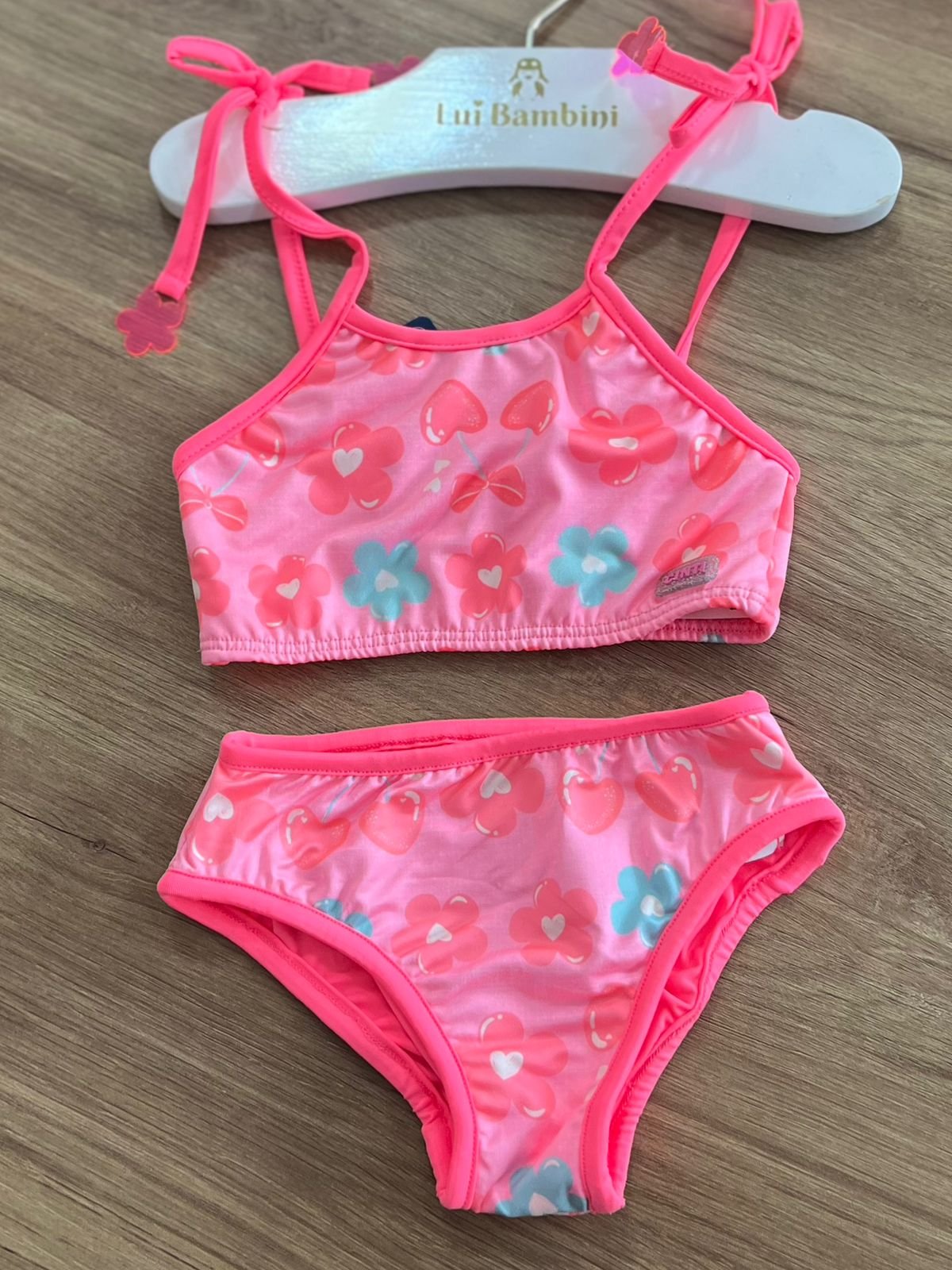 CONJUNTO BIQUINI ALÇA AMARRAÇÃO FLOR CEREJAS CORAÇÃO PROTEÇÃO UV50+ E CALCINHA MENINA CINTI - ROSA NEON