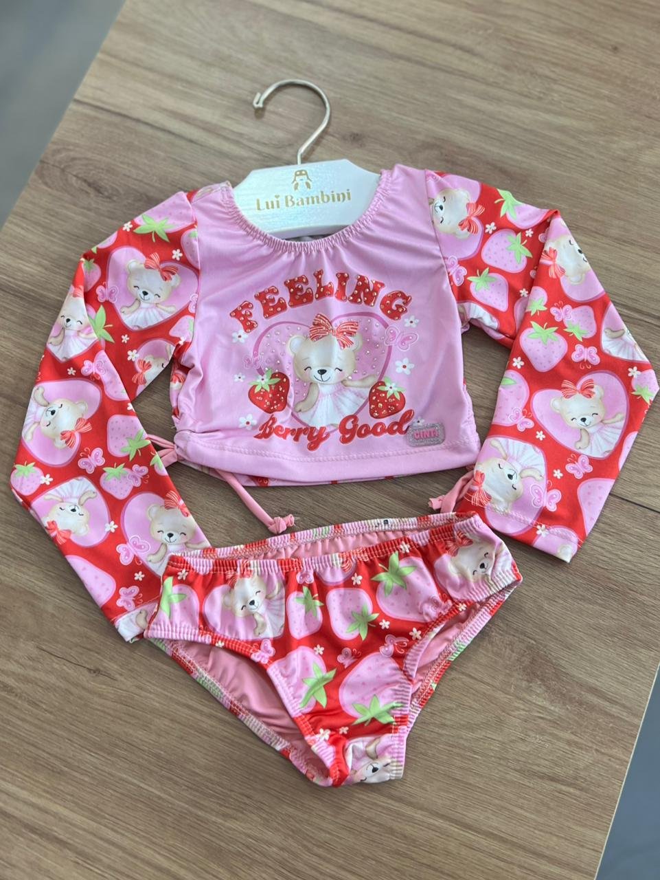 CONJUNTO BLUSA MANGA LONGA URSO STRASS MORANGO PROTEÇÃO UV50+ E CALCINHA MENINA CINTI - ROSA