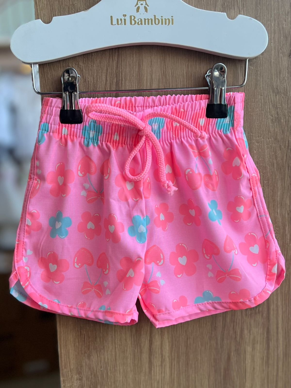 SHORT PRAIA NYLON CORDÃO ELÁSTICO CÓS FLORES CORAÇÕES MENINA CINTI - ROSA NEON