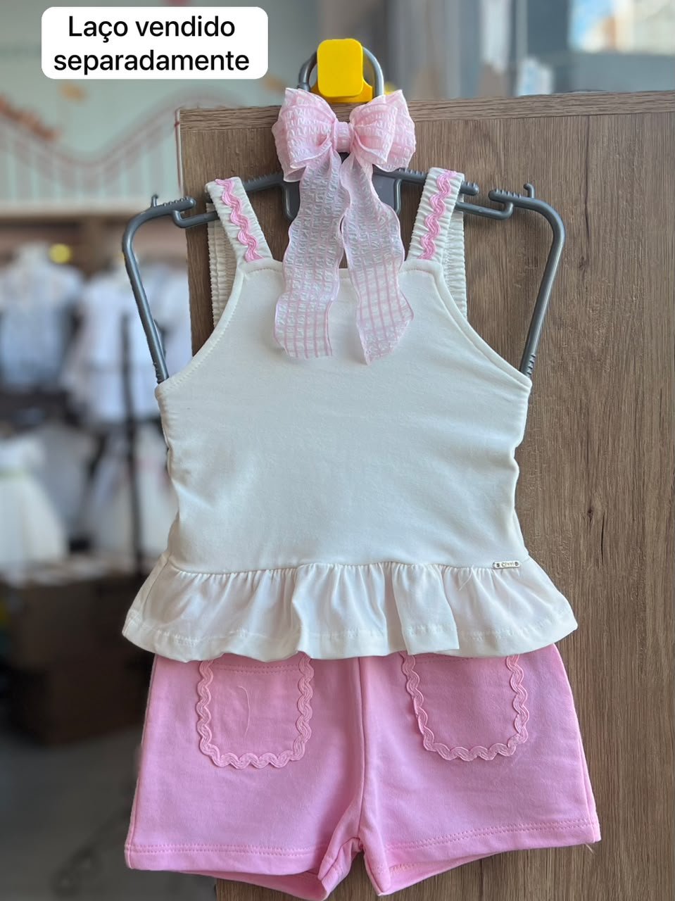 CONJUNTO BLUSA BATA ALÇA BORDADO ELÁSTICO BABADO E SHORT BOLSO MENINA CINTI - OFF/ROSA