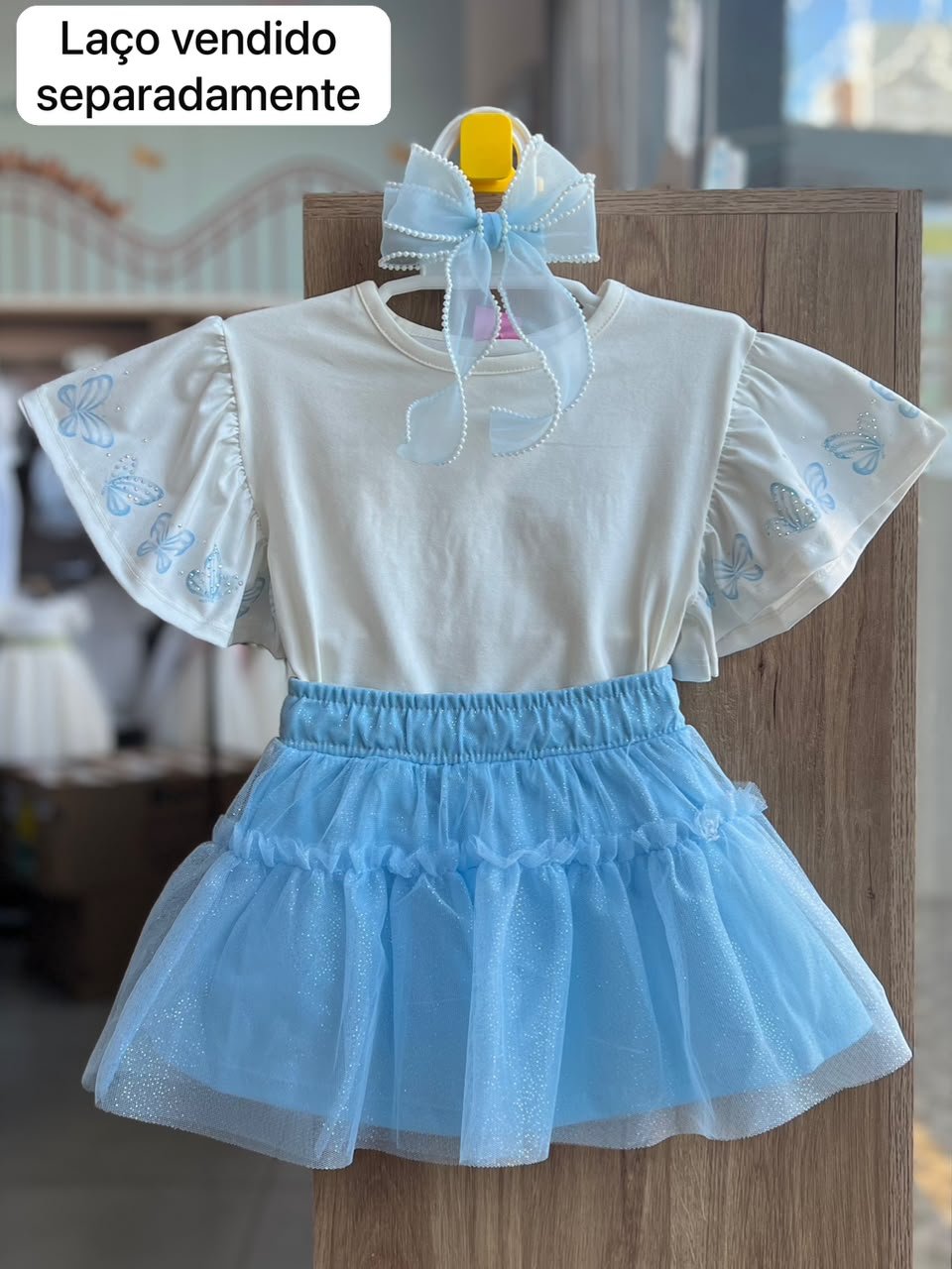 CONJUNTO BLUSA MANGA CURTA BABADO BORBOLETA STRASS E SAIA TULE GLITTR MENINA CINTI - OFF/AZUL