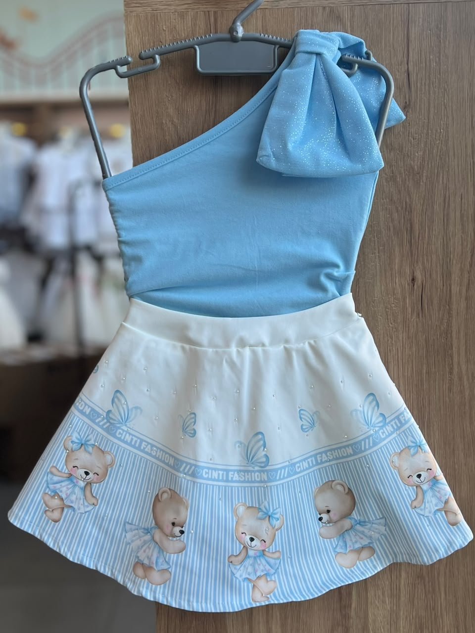CONJUNTO BLUSA MANGA CURTA REGATA LAÇO E SAIA URSO STRASS MENINA CINTI - OFF/AZUL