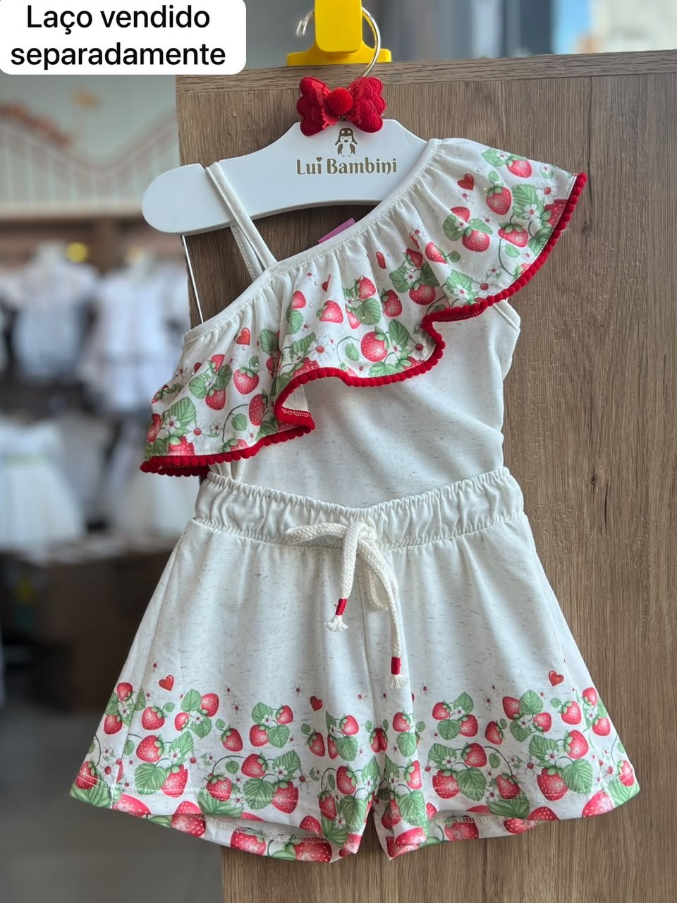 CONJUNTO BLUSA ALÇA BABADO STRASS MORANGOS E SHORT MENINA CINTI - AREIA/VERMELHO