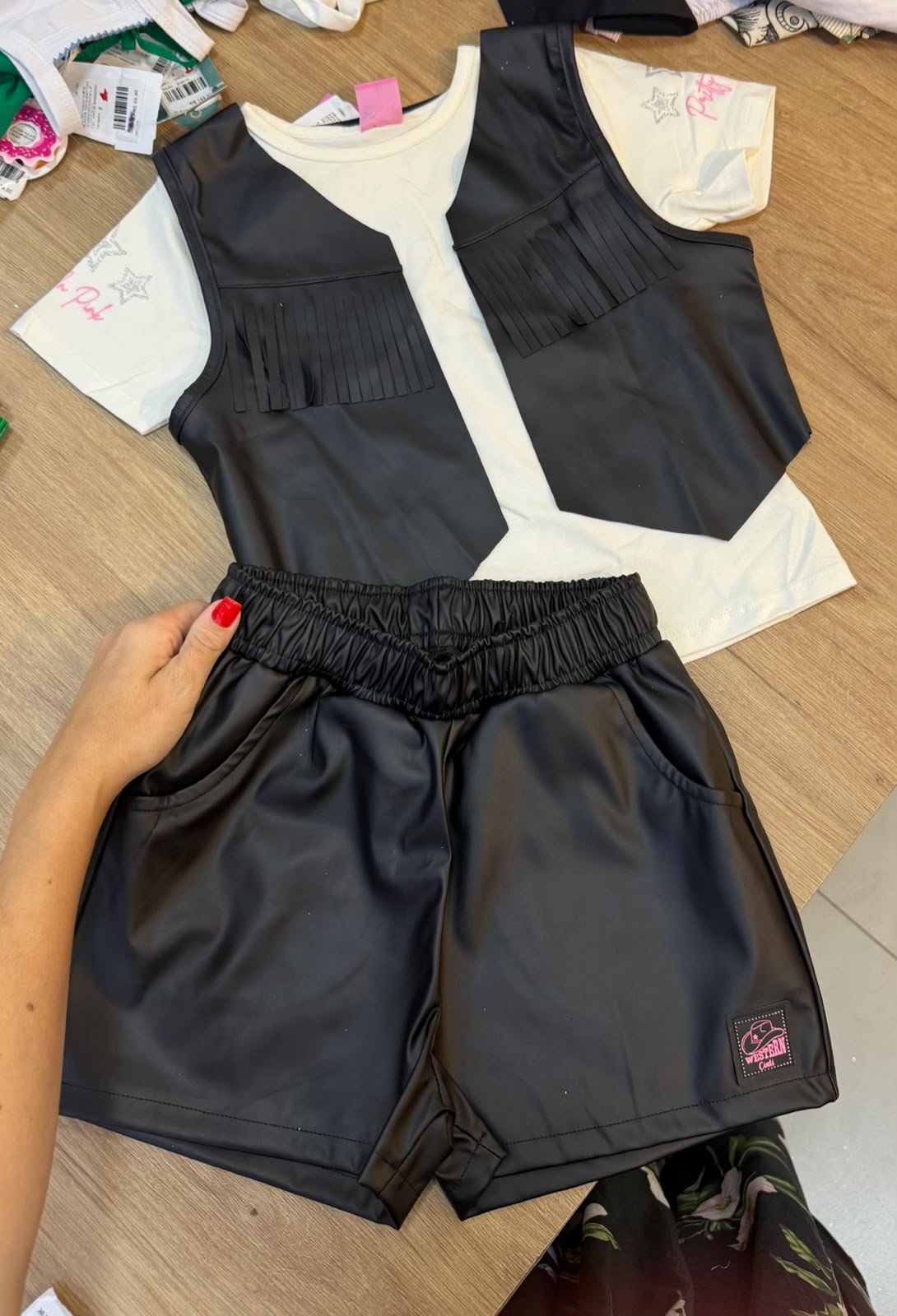 CONJUNTO BLUSA MANGA CURTA ESTRELAS GLITTER COLETE BOIADEIRA FRANJINHA E SHORT MENINA CINTI - OFF/PRETO