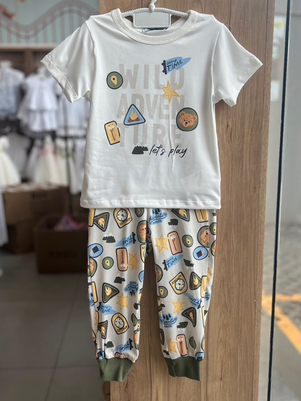 CONJUNTO PIJAMA CAMISETA MANGA CURTA ACAMPAMENTO WILD ADVENTURE E CALÇA MENINO DIVERTTO - OFF