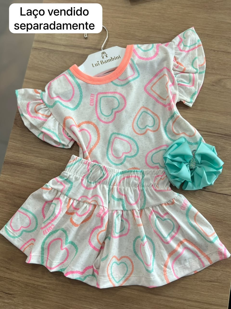 CONJUNTO BLUSA MANGA CURTA CORAÇÃO BABADO E SHORT MENINA CINTI - OFF/AREIA