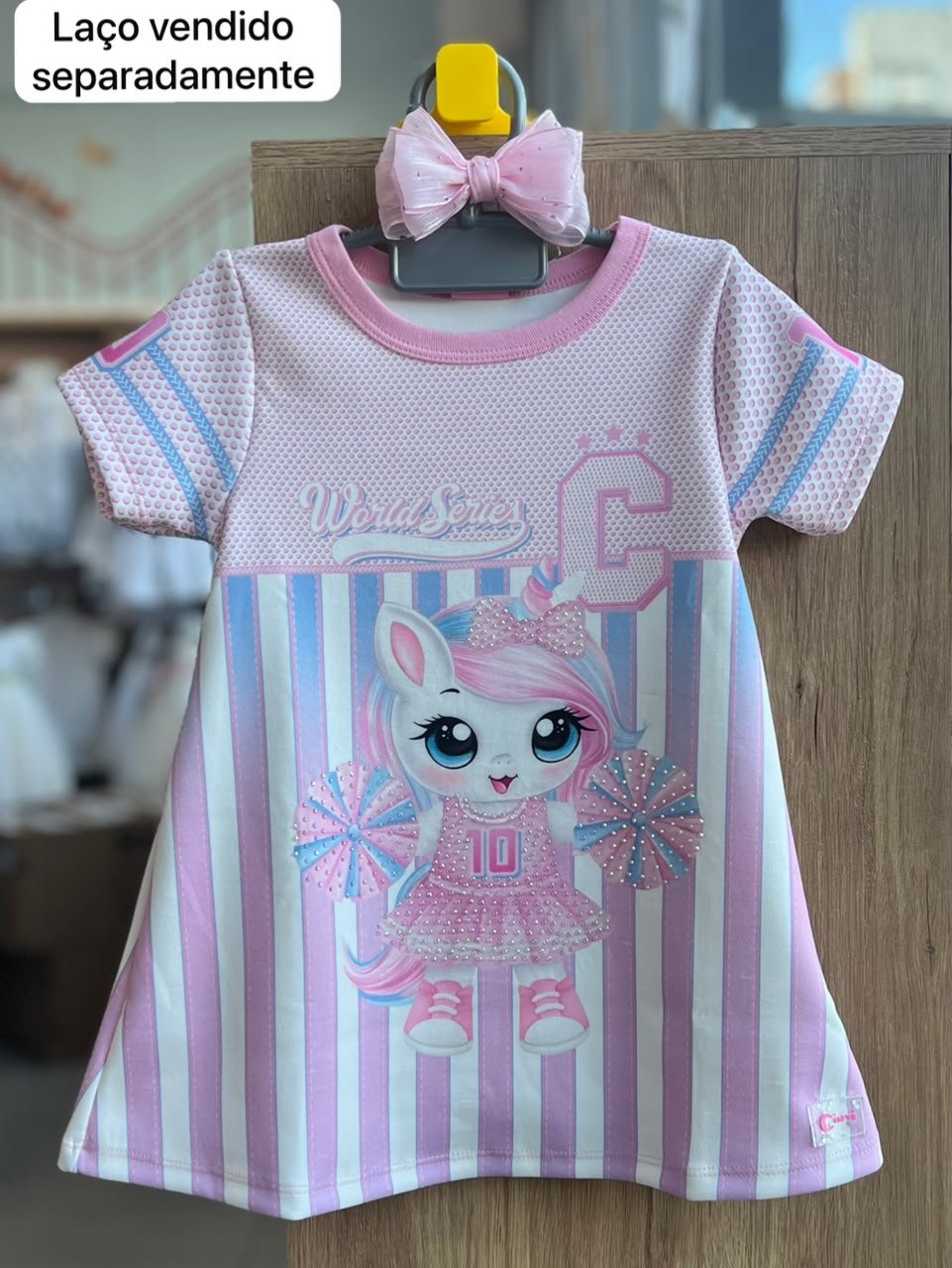 VESTIDO MANGA CURTA WORLD SERIES LIDER DE TORCIDA STRASS MENINA CINTI - ROSA