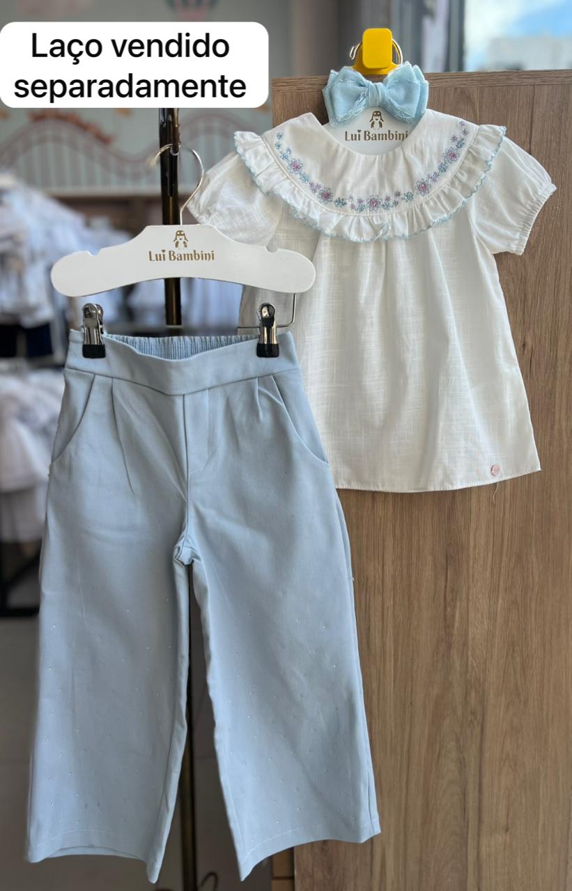 CONJUNTO BLUSA MANGA CURTA BORDADO FLOR STRASS BABADO RENDA E CALÇA MENINA PETIT CHERIE - OFF/AZUL