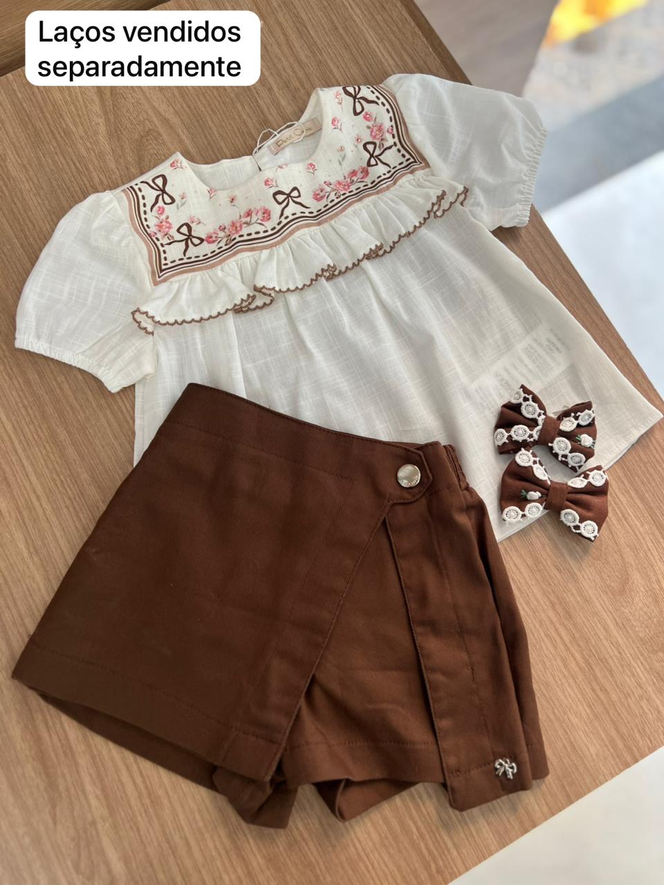CONJUNTO BLUSA MANGA CURTA BABADO FLORES STRASS E SHORT SAIA MENINA PETIT CHERIE - OFF/MARROM