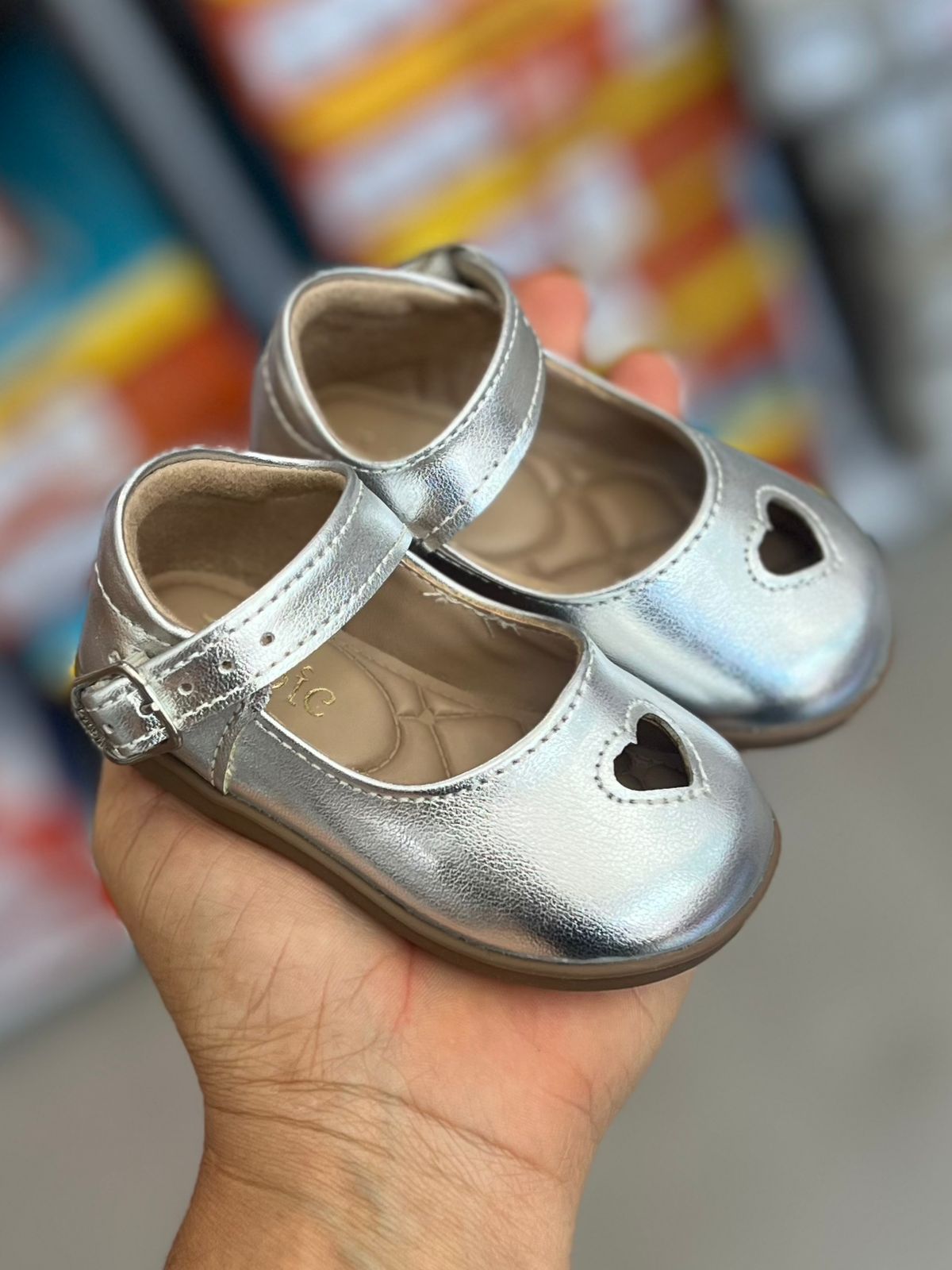 SAPATO SAPATILHA FECHO METÁLICO FOSCO FUROS CORAÇÕES MENINA LUI BAMBINI - PRATA