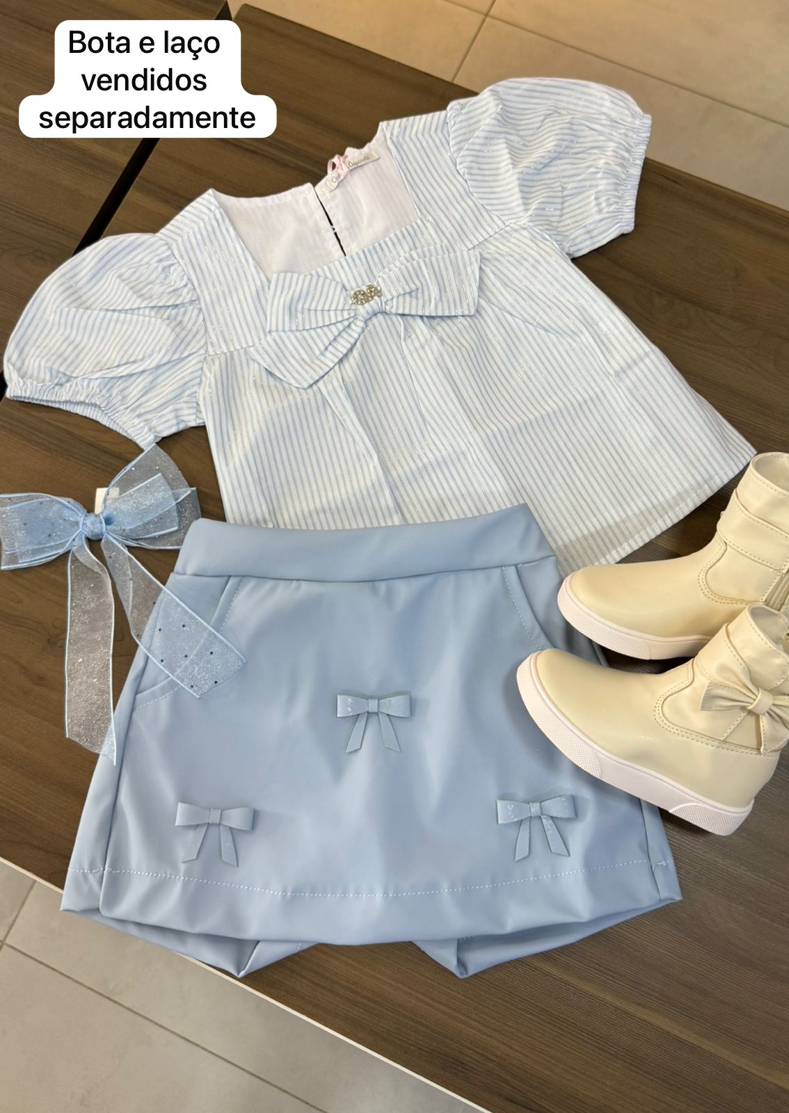 CONJUNTO BLUSA MANGA CURTA LISTRADA LAÇO PINGENTE GA STRASS E SHORT SAIA MENINA GABRIELA AQUARELA - OFF/AZUL