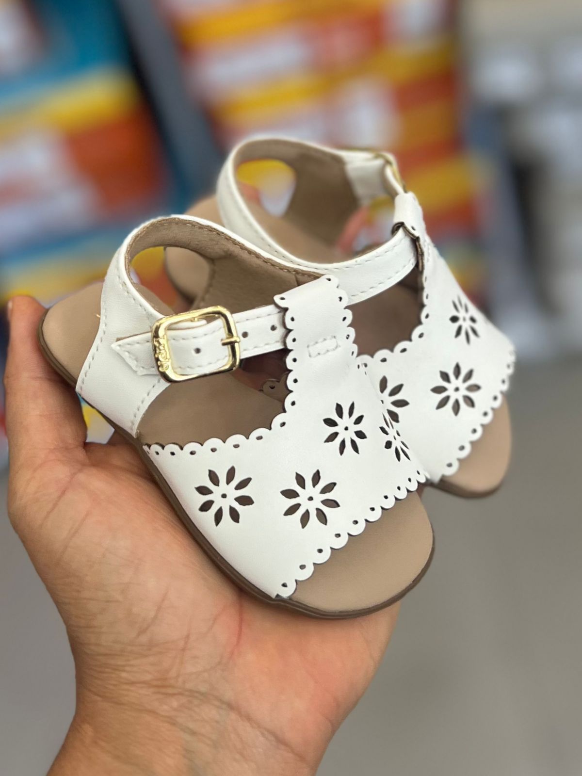SANDÁLIA RETRÔ NEW FUROS FLOR FECHO METÁLICO MENINA LUI BAMBINI - BRANCO
