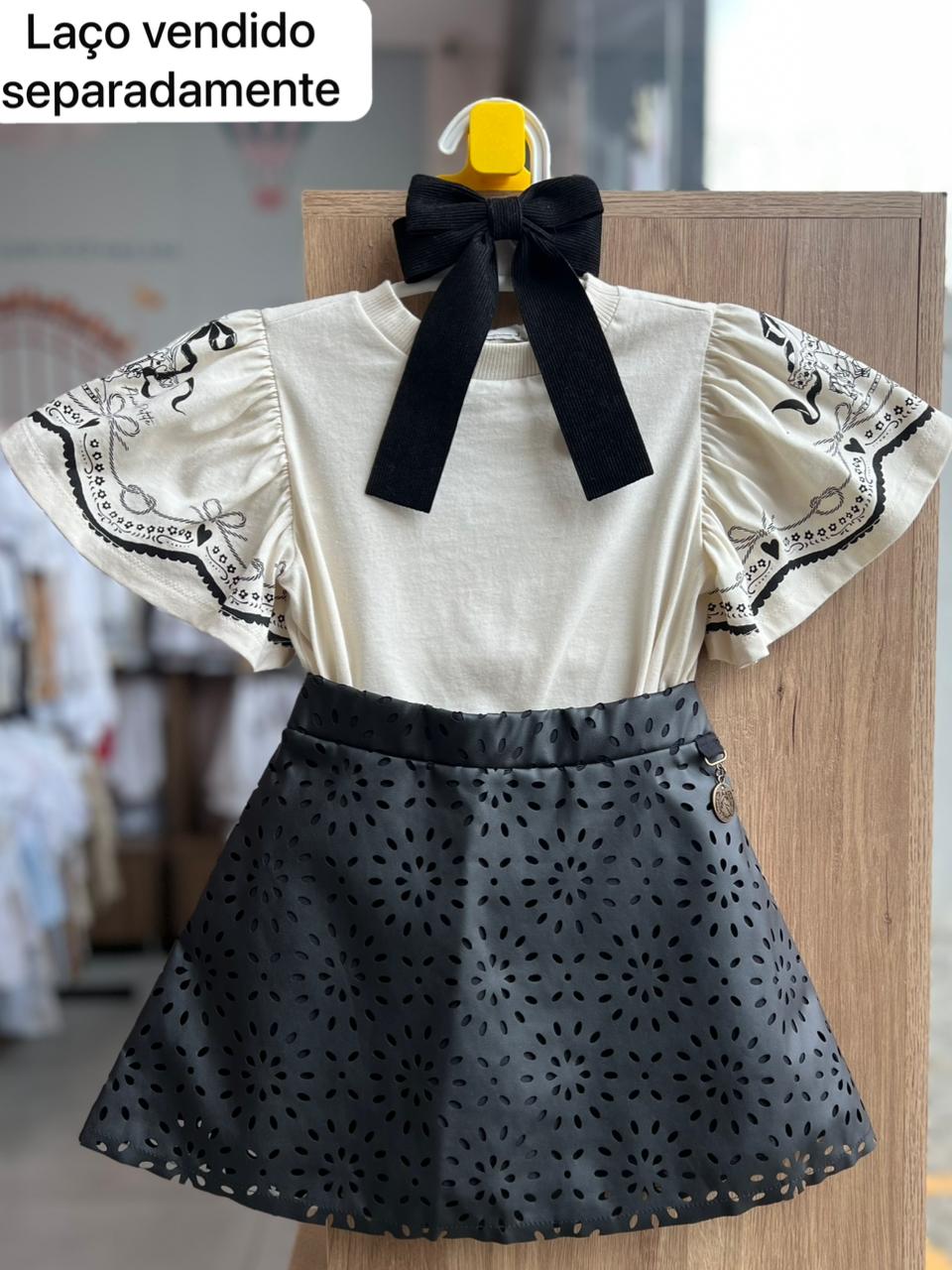 CONJUNTO BLUSA MANGA CURTA CARROSSEL CAVALO COWGIRL BOIADEIRA E SAIA COURO VAZADO MENINA ANIMÊ - BEGE/PRETO