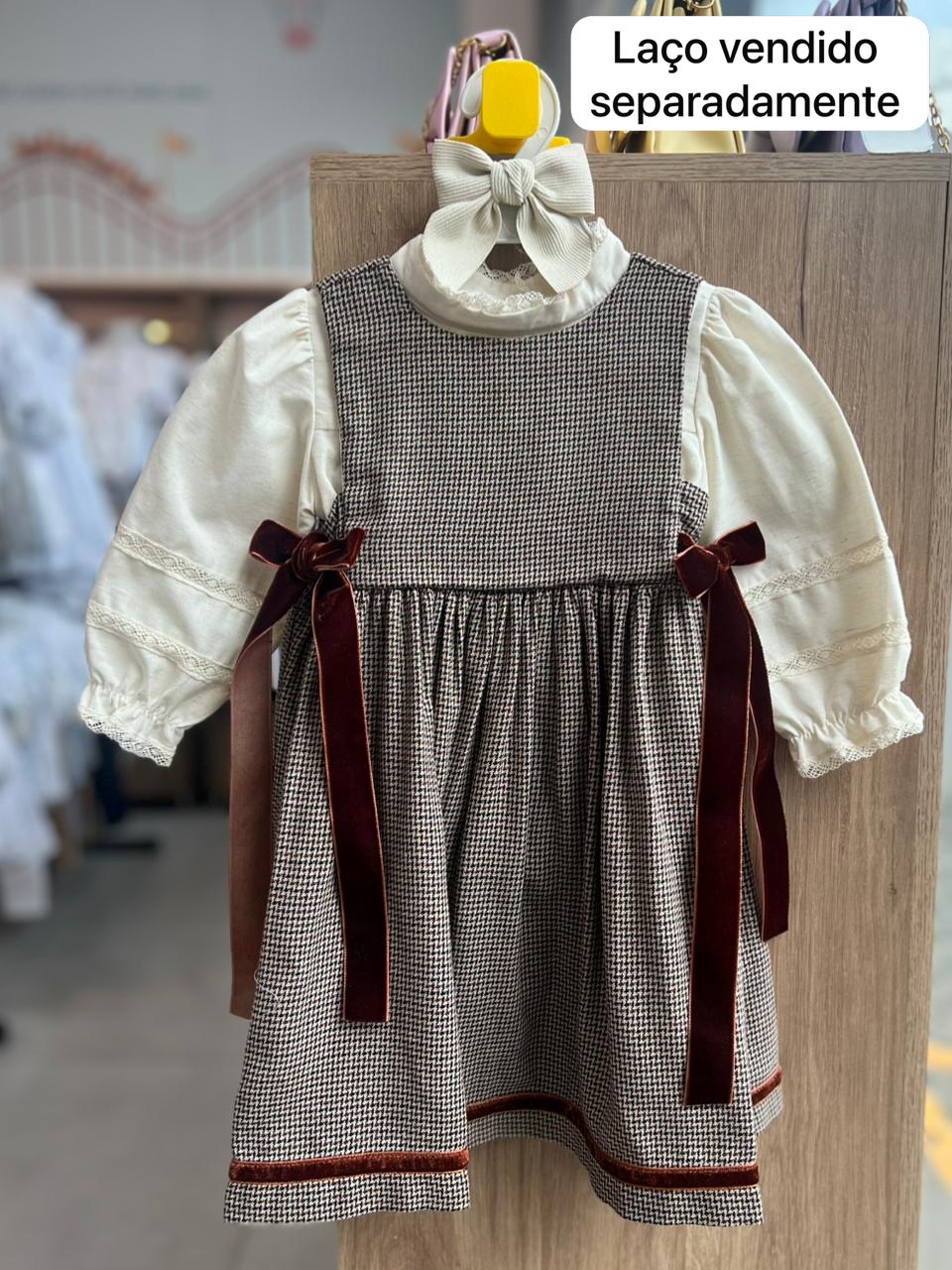 CONJUNTO BLUSA MANGA LONGA BABADO RENDA E SALOPETE PIED DE POULE LAÇO DUPLO MENINA BARBARA KIDS - AREIA/MARROM