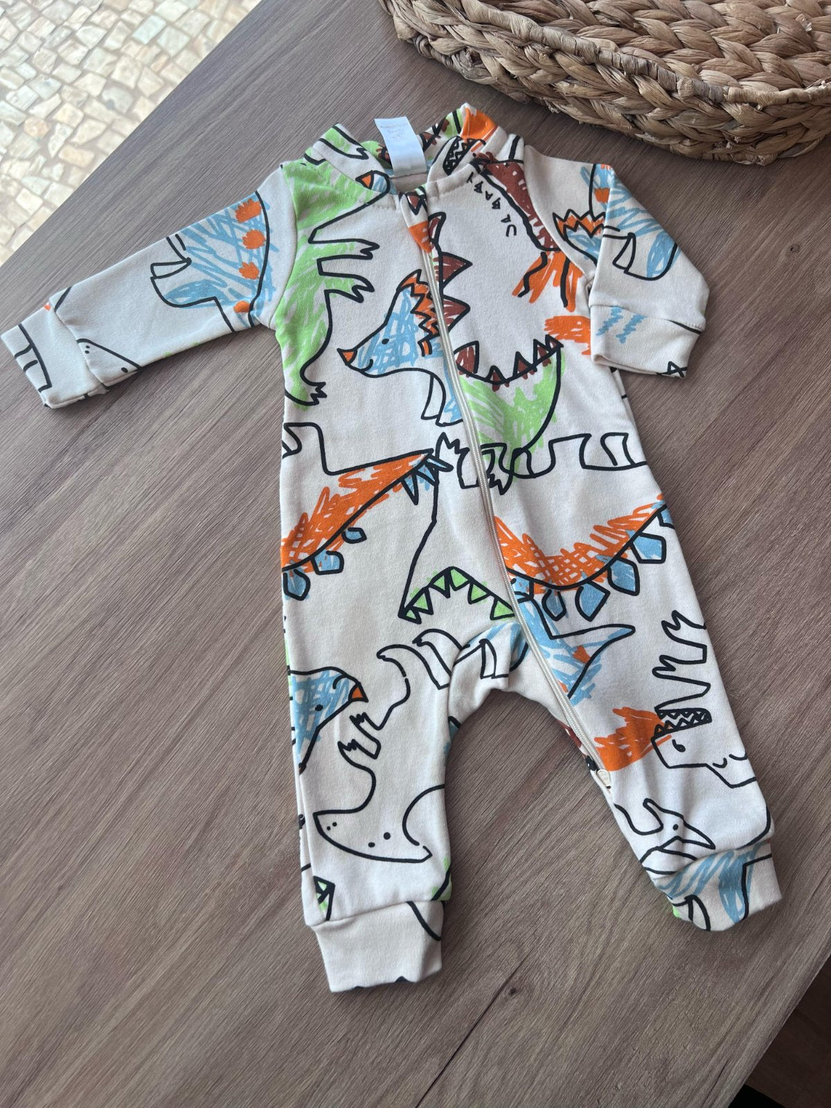 MACACÃO MANGA LONGA DINO ZÍPER SUEDINE MENINO UP BABY - BEGE